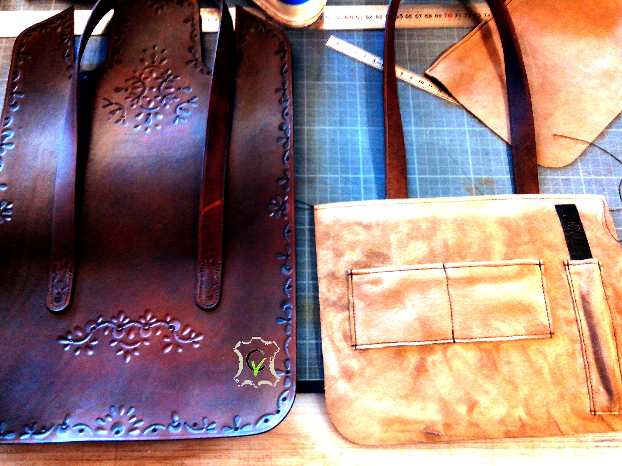 sac à main en cuir tannage végétal teinté brun avec motif par martelage doublure en mouton velours beige en cours de montage