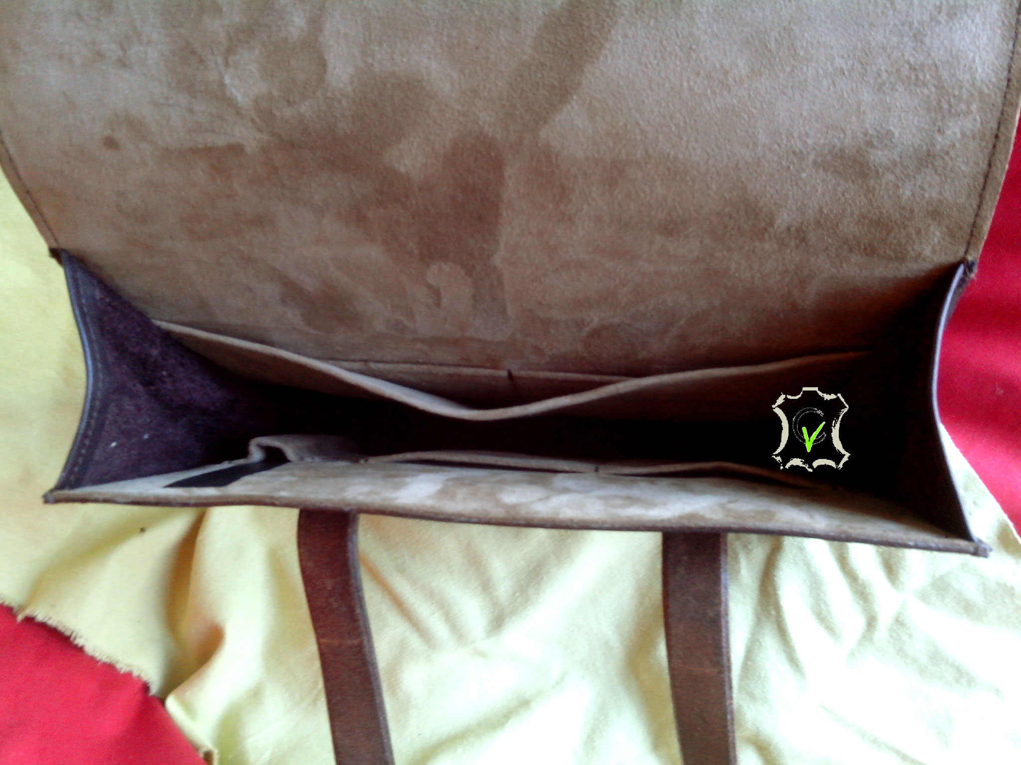 doublure en mouton velours beige, 4 pochettes, une séparation, un porte stylo