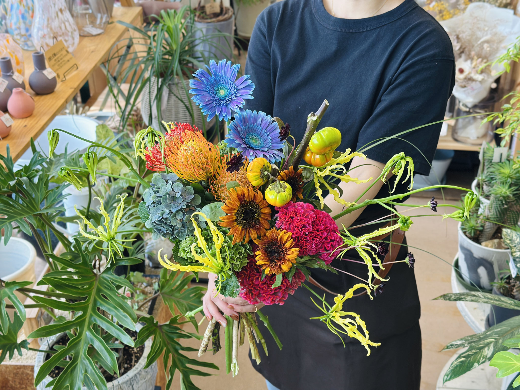 ①季節のお花をふんだんに束ねて