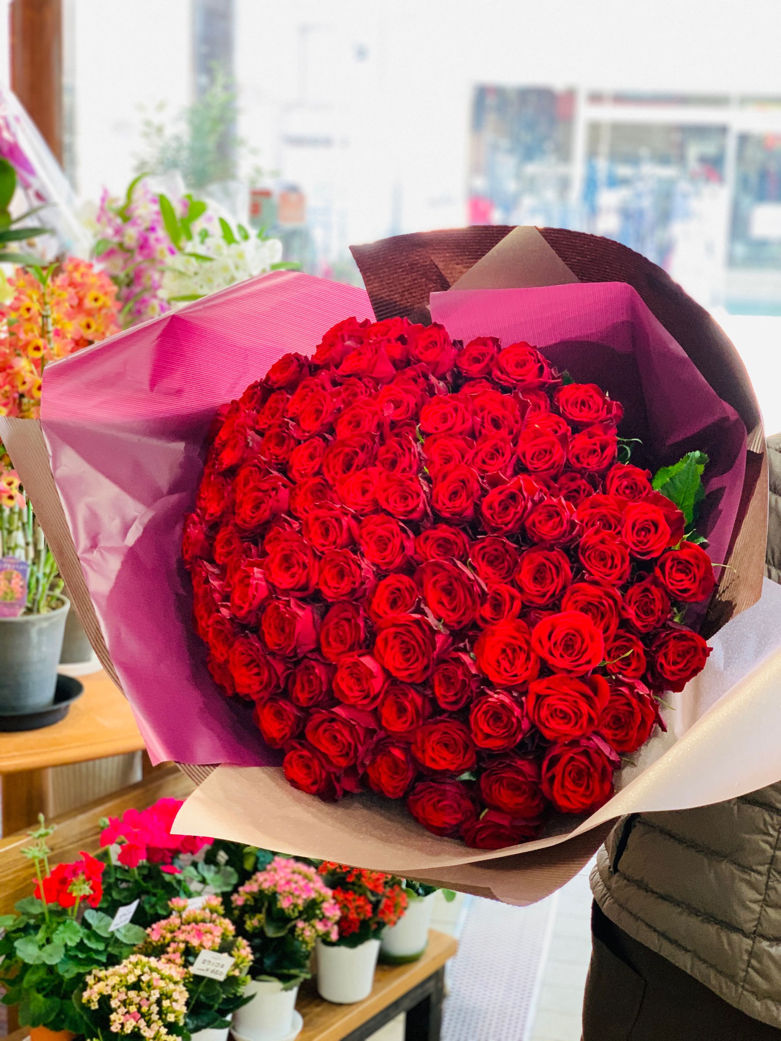 ⑤サプライズは一生の想い出に赤いバラの花束を