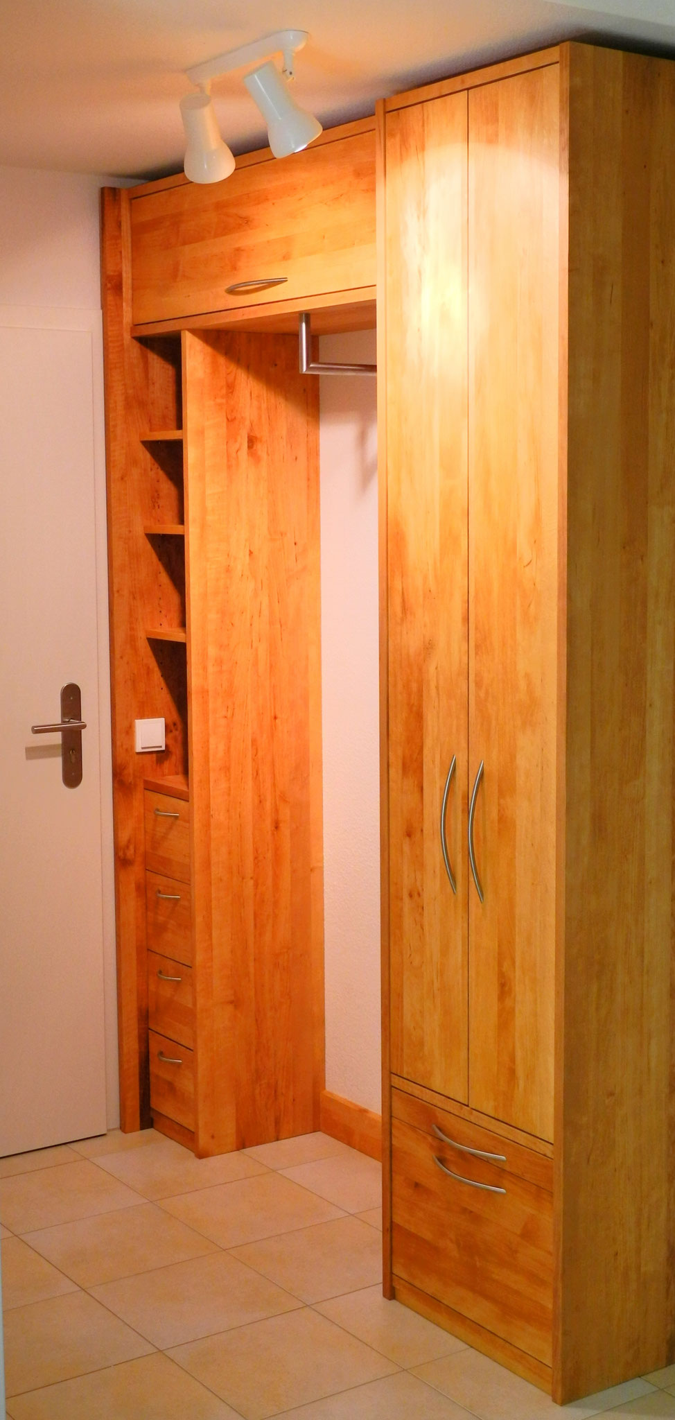 Garderobe in massiver Erle, eingebaut beim Kunden