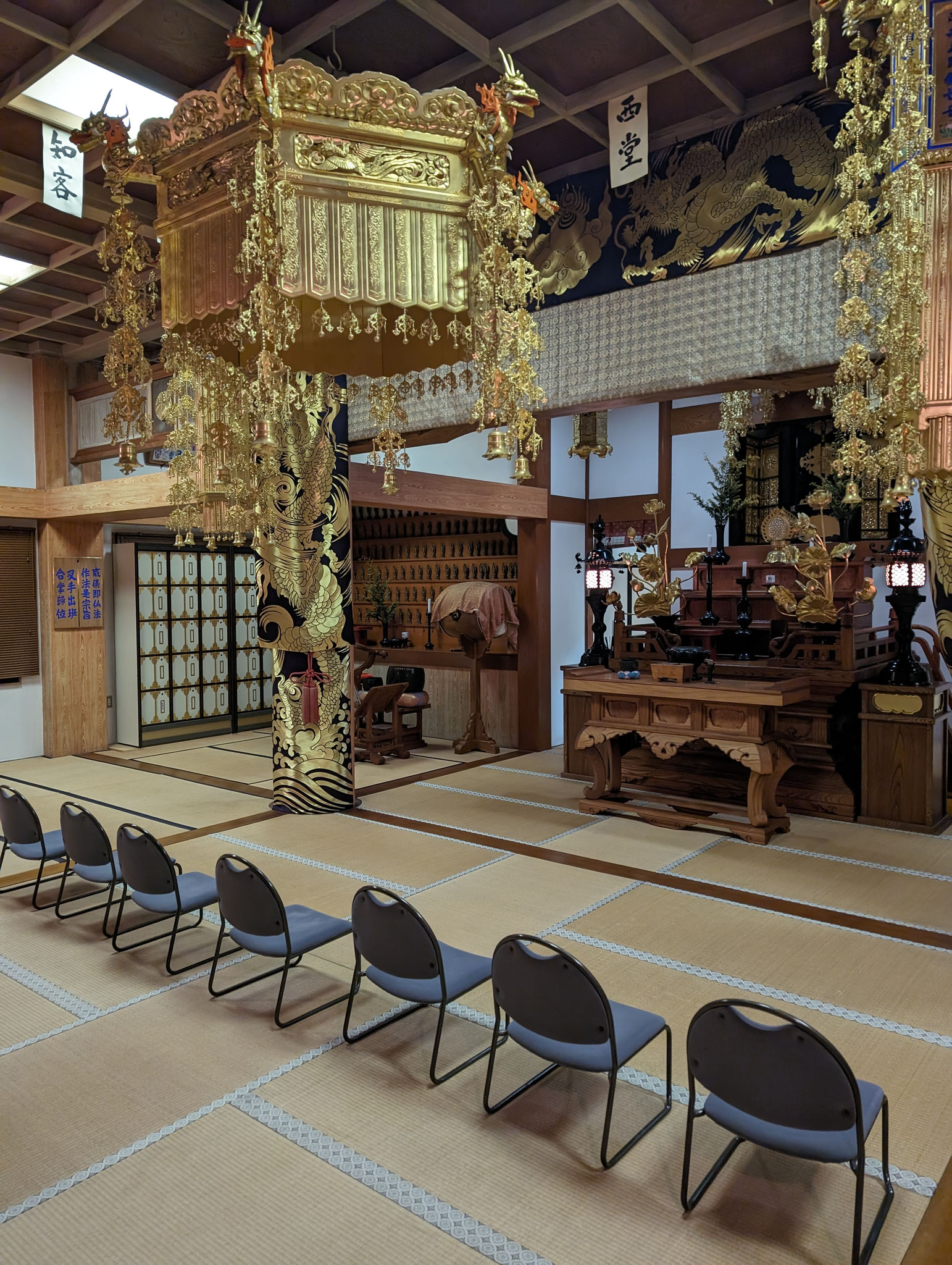 本堂内（法要等お気軽にご相談ください）