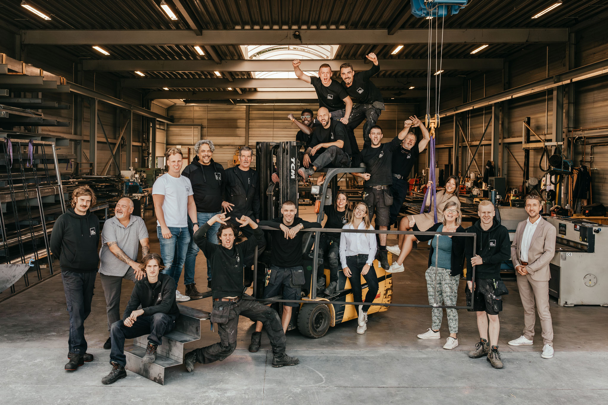 groepsfoto van de werknemers van Steel Dreams, gefotografeerd in hun werkplaats door Fotografils - Ilse Wagemakers, te Essen