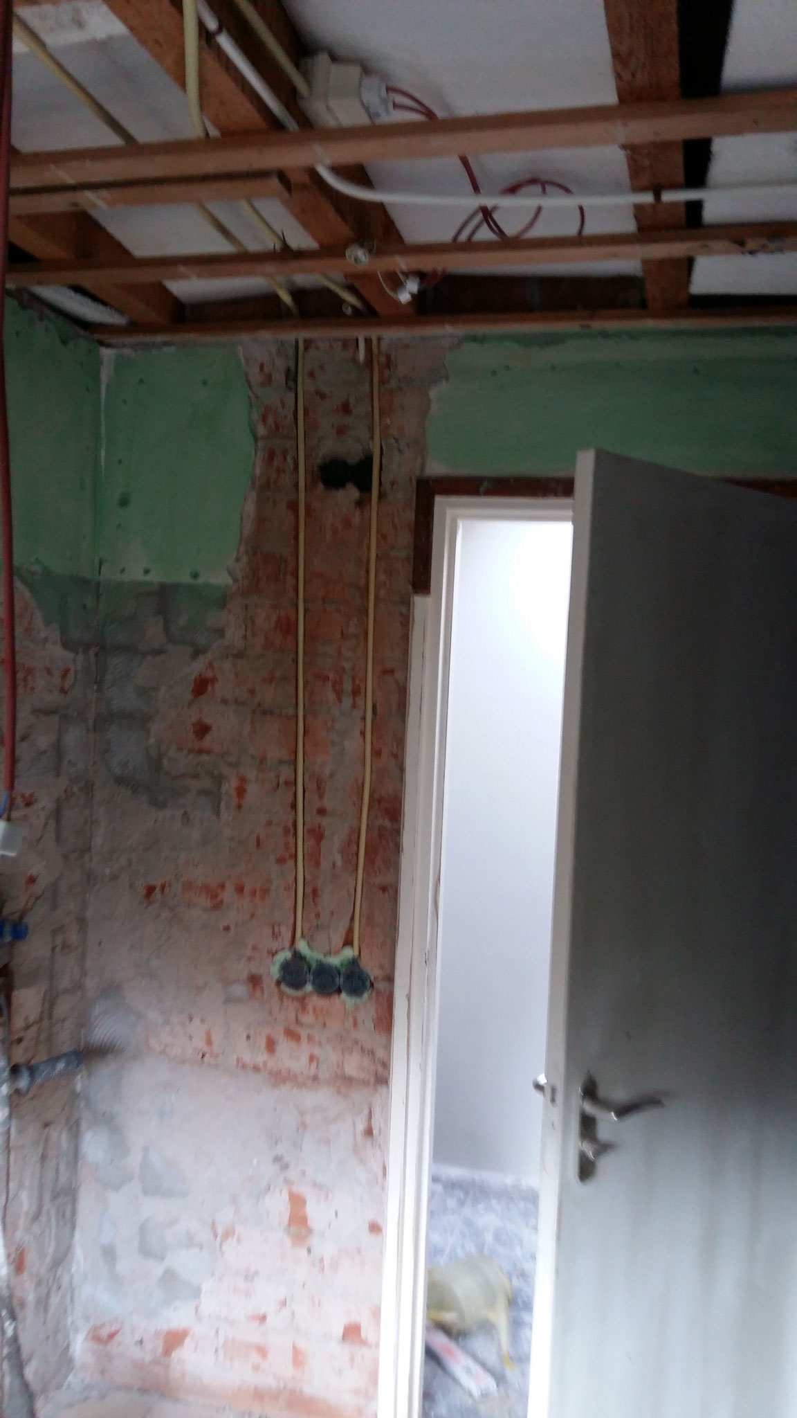 Badkamer tegelklaar met cement gebonden uitvlakmortel