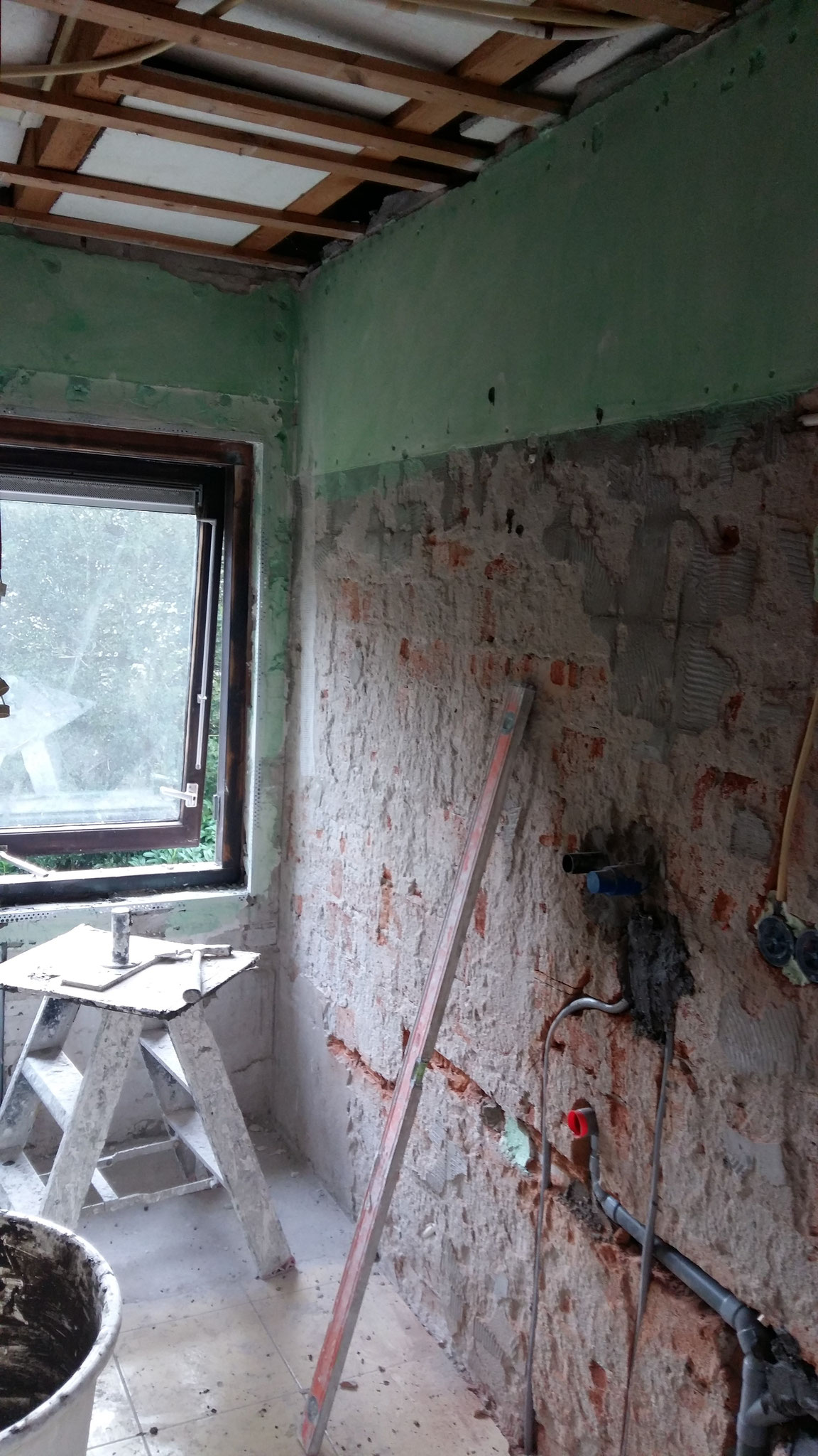 Badkamer tegelklaar met cement gebonden uitvlakmorte