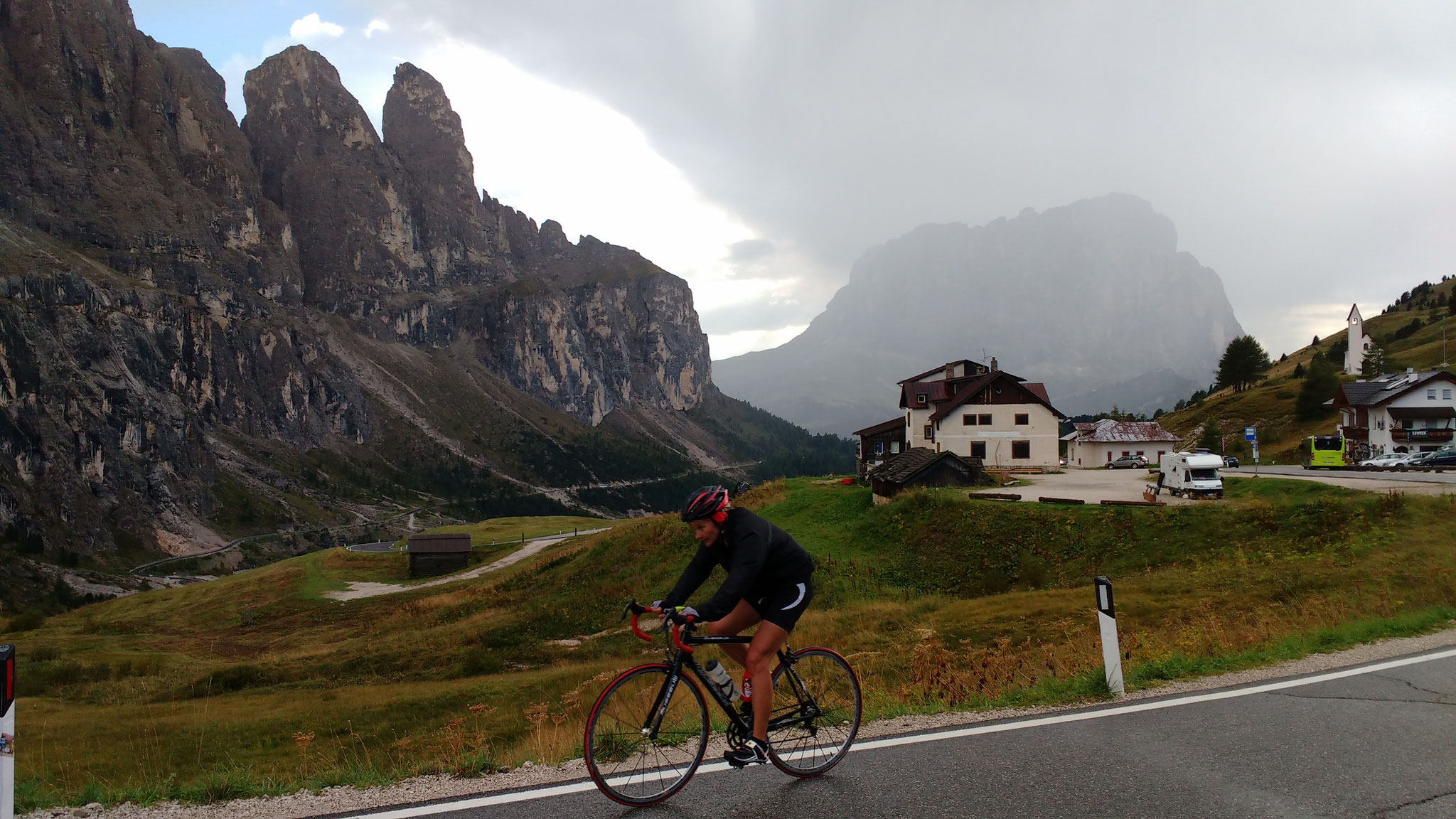 Zelfs in de regen blijft het uitzicht indrukwekkend Grödner Joch (Passo Gardena)