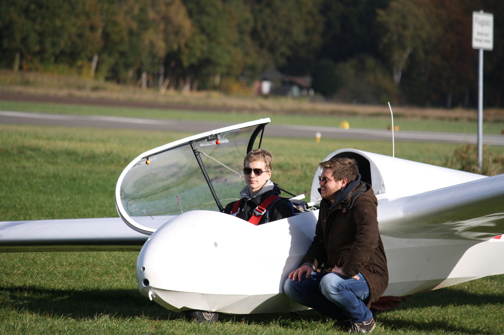 Fluglehrer Mathias erklärt Leonard, dass er alleine fliegen darf.