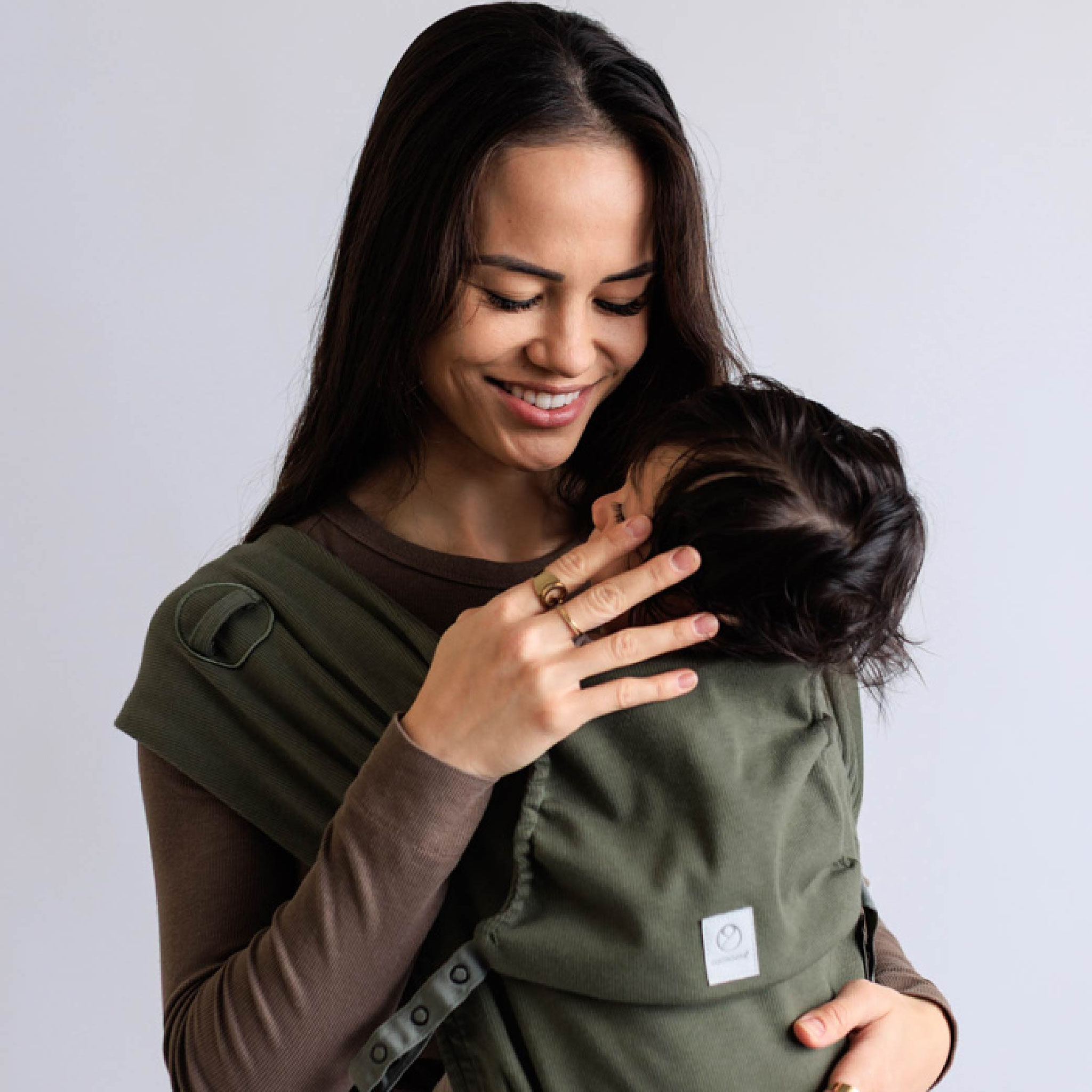 Cocoome Nova Babytrage aus elastischem Tragetuchstoff in Moss (Dunkelgrün) mit innovativen Magnetschnallen