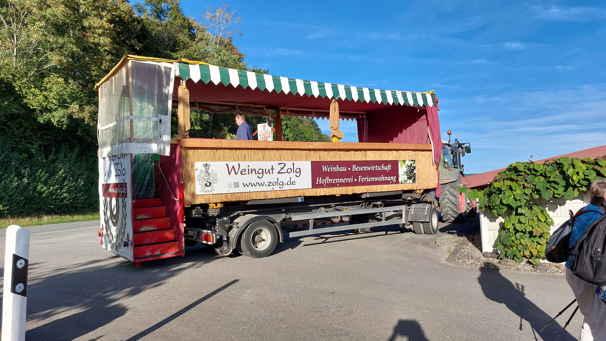Mit motorisiertem Wagen durch das Dorf und die Rebberge