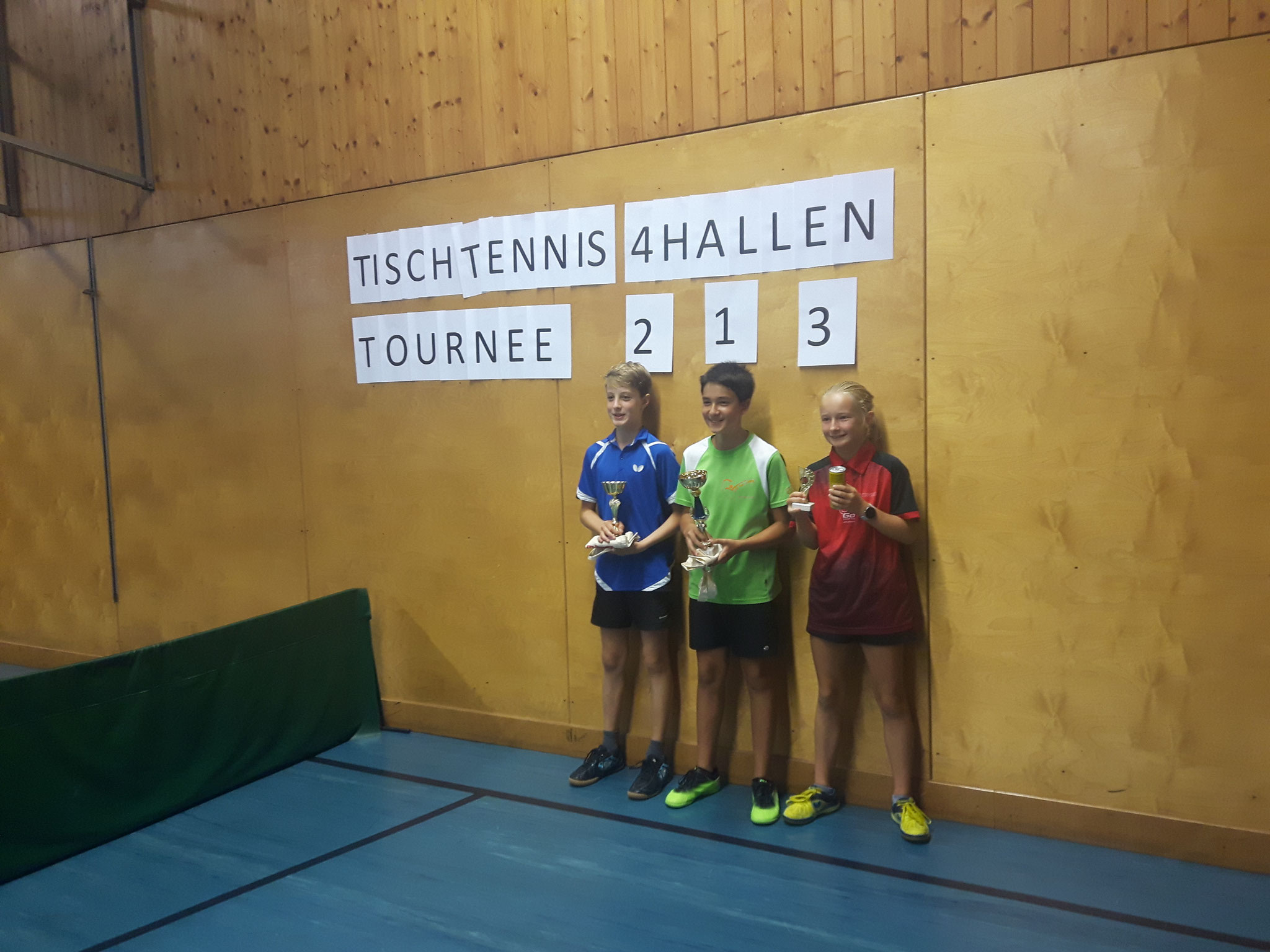 Siegerfoto Bewerb F: v.l.n.r. Lorenz Schmid (USTO) (Platz 2), Niklas Damm (SSTO) (Sieger), Pia Geineder (LENZ) (Platz 3)