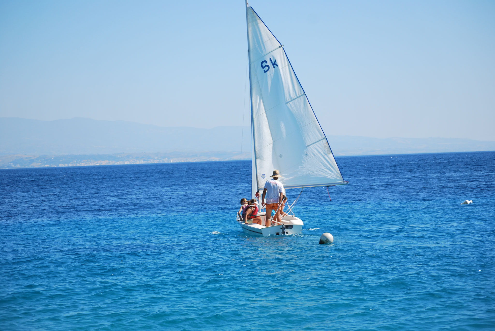 Bambini su Trident nel Golfo di Squillace durante una lezione della scuola vela Sailing the Gulf