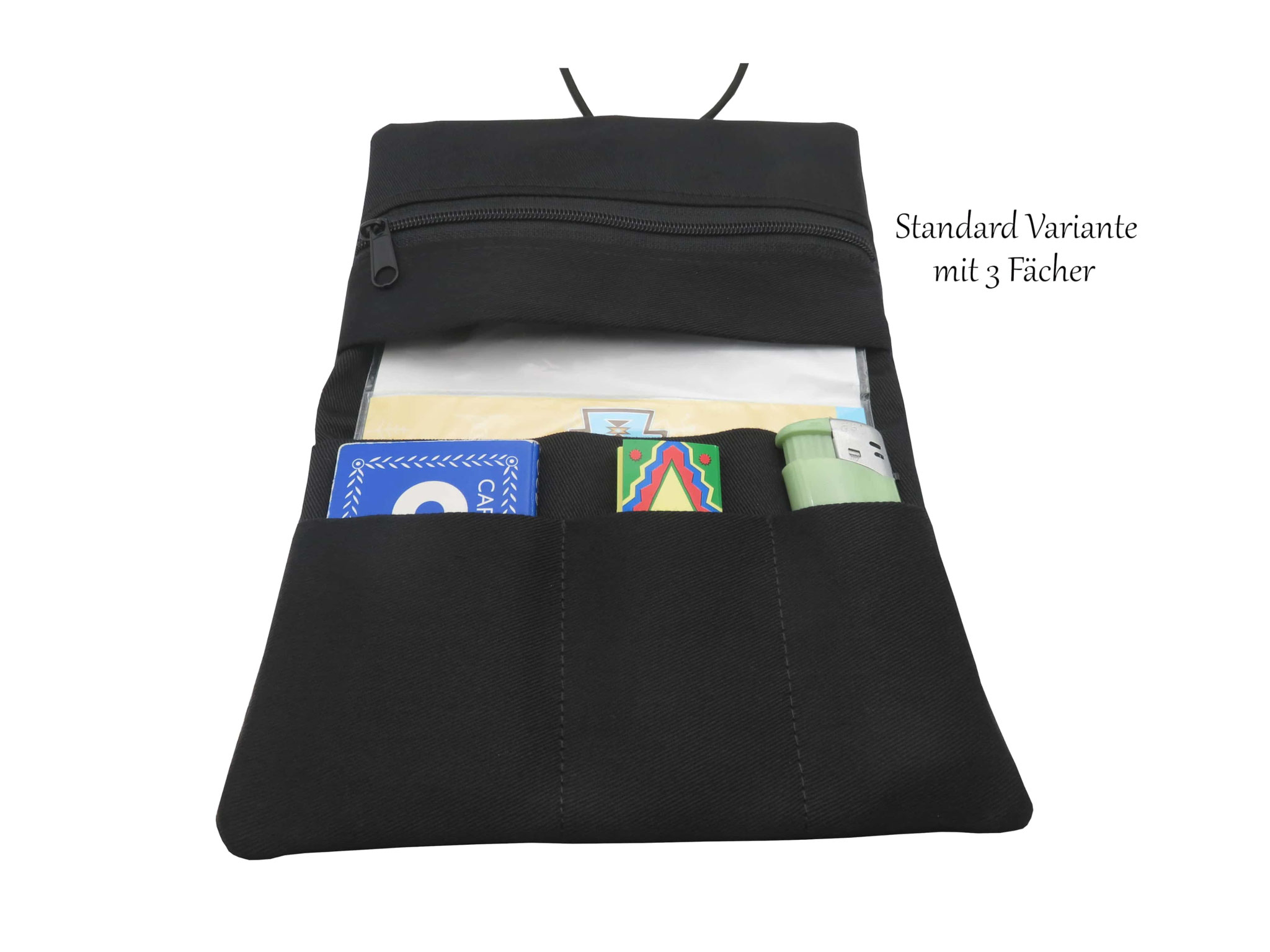 Geöffnete schwarze Tabaktasche aus Stoff mit drei Fächern für Tabakzubehör für tabakbeutel, Blättchen und Feuerzeug und oben eine Reißverschlusstasche für Filter.