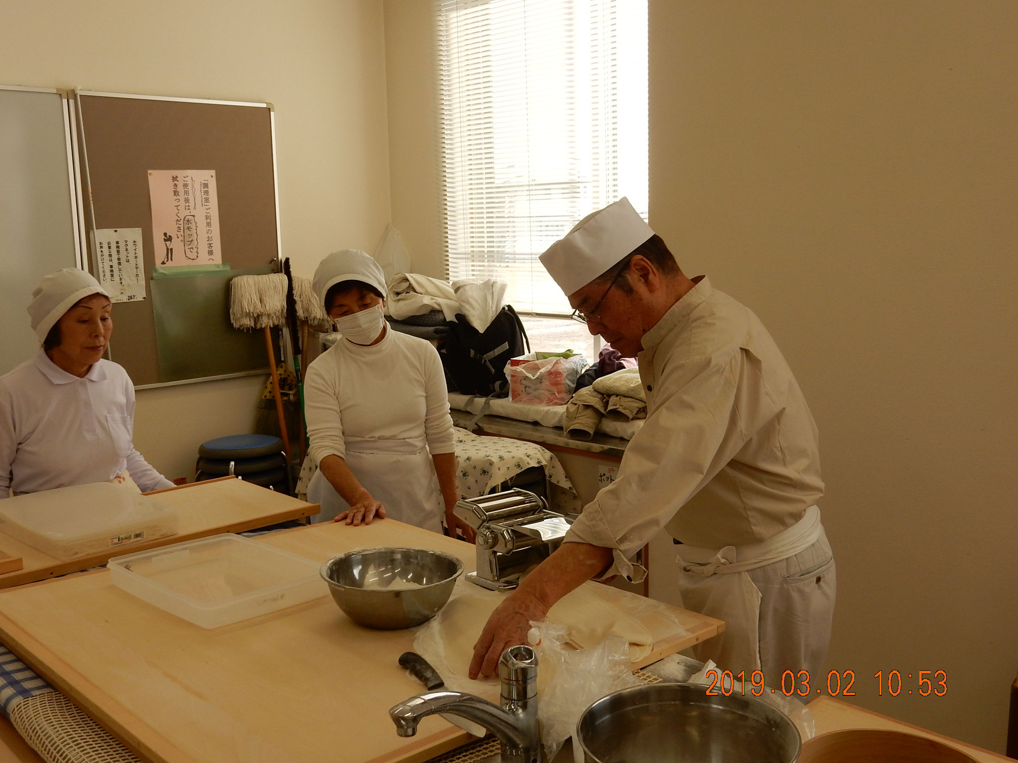 先ずは親方による「うどん」の製造です