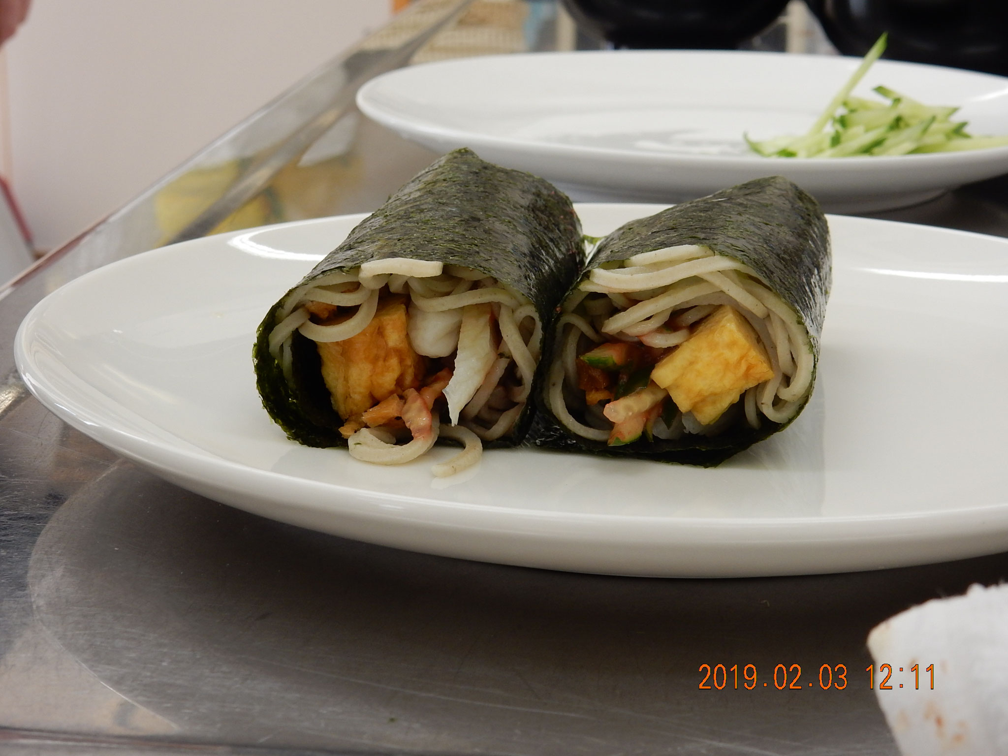 蕎麦恵方巻の完成です　財政難の折 鮪は無し でも十分においしかったですよ