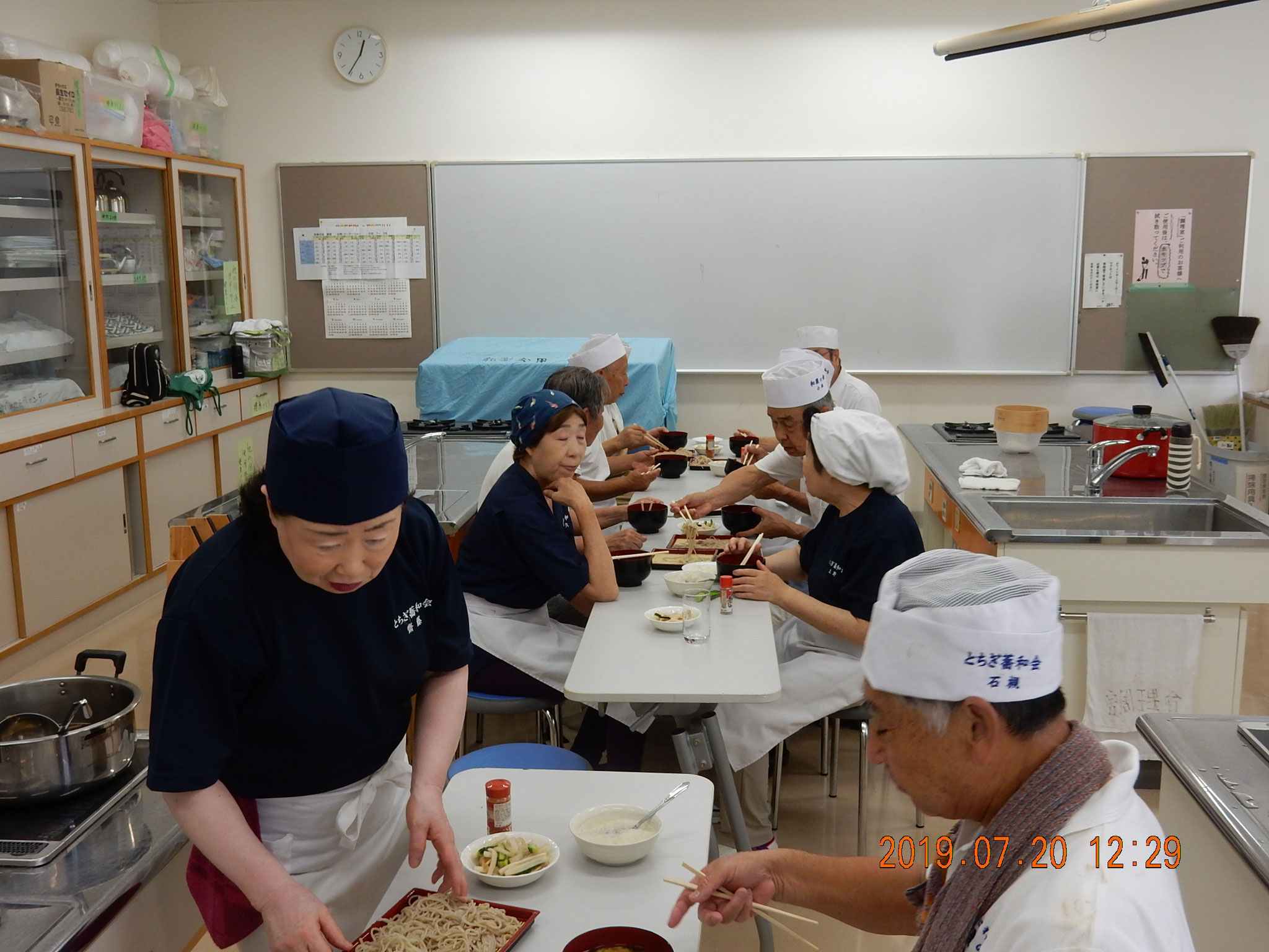 みんなで楽しく食べ比べ中