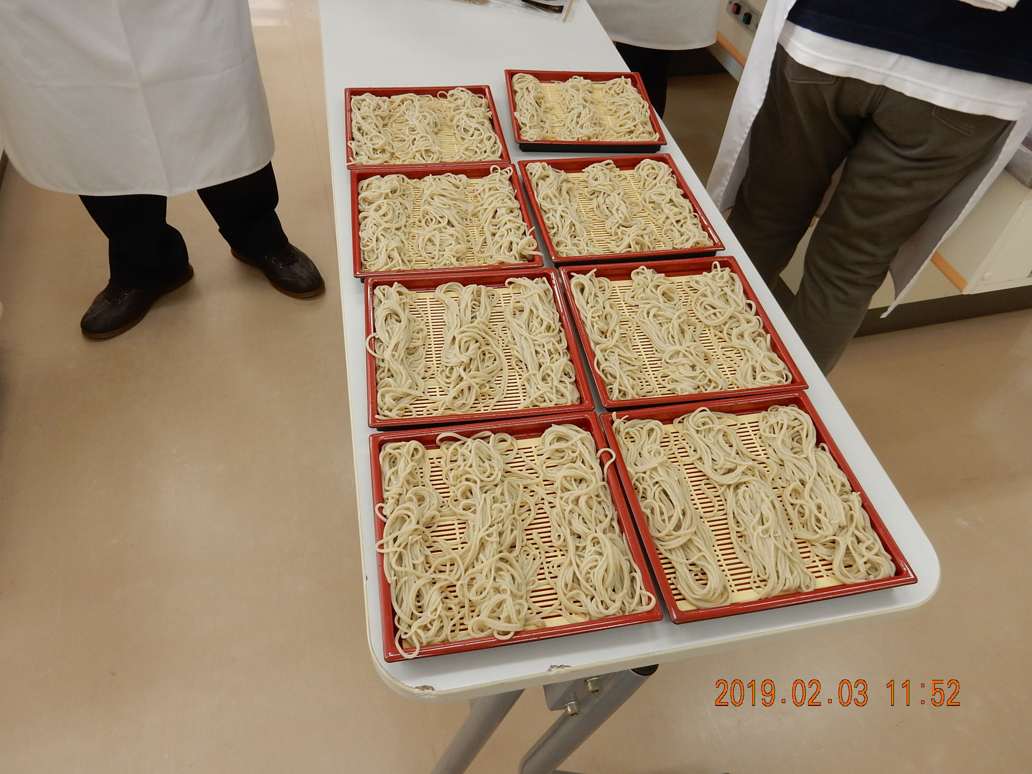 蕎麦恵方巻の下準備　一本分ごとに水切りをします