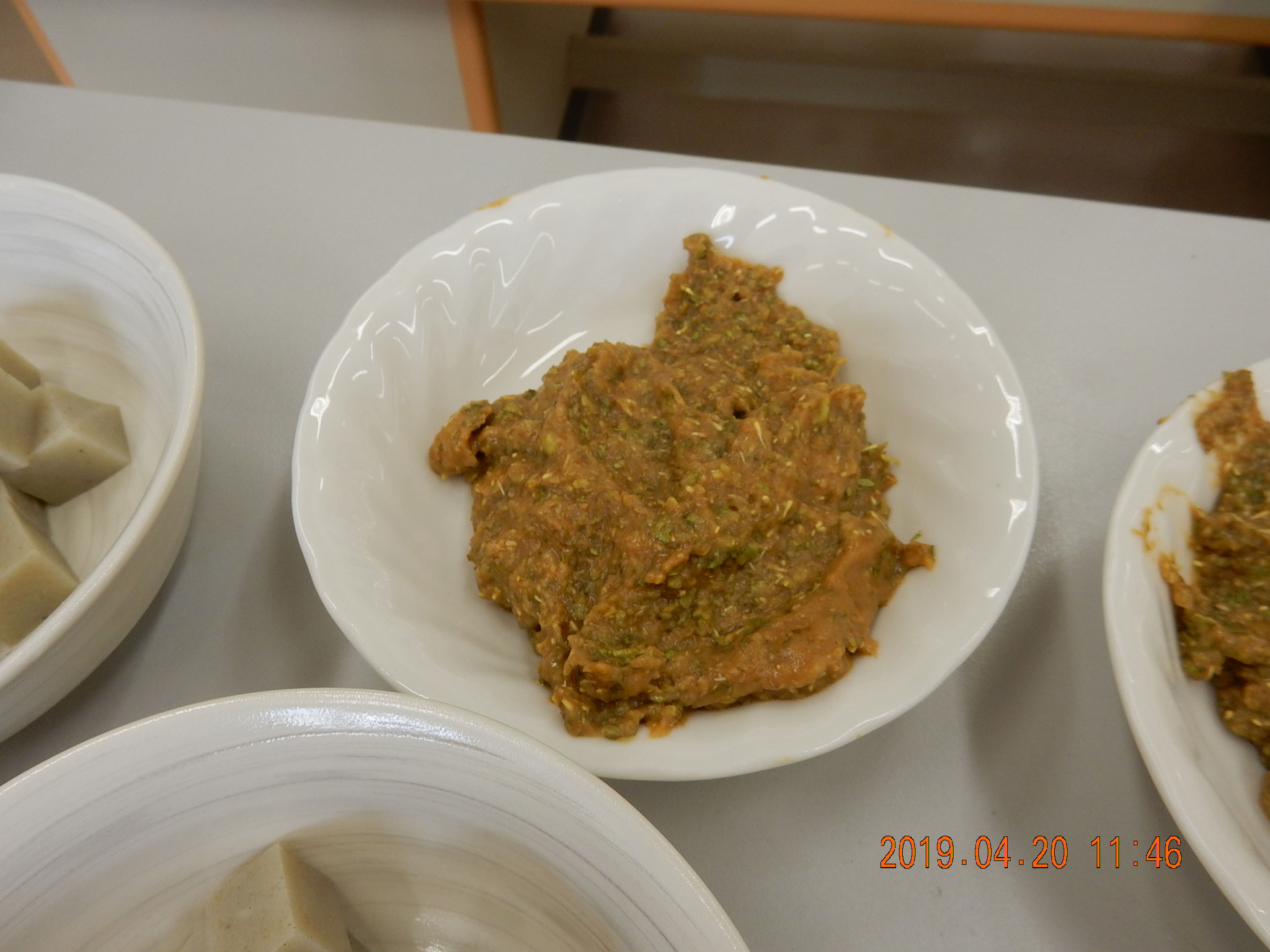 ふきのとうを生でたたいてフキ味噌です　新鮮な春の香りプンプンです