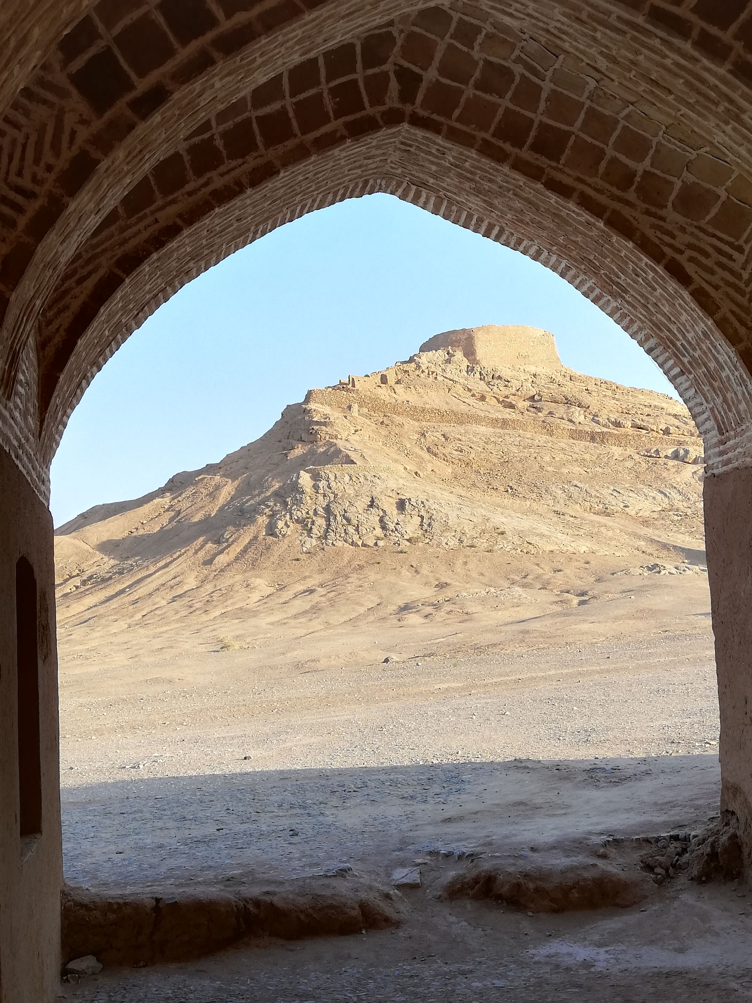 vista de la torre del silencio desde una de las casas 