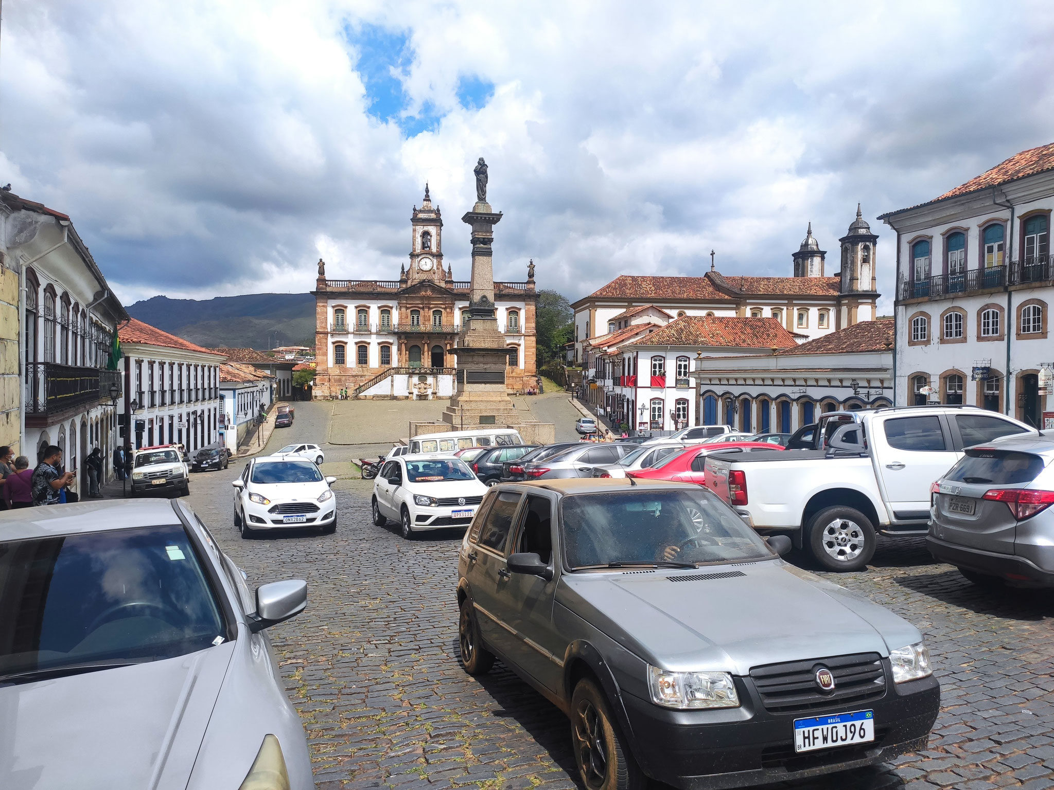 la  plaza principal de Ouro Preto con el monumento a Tiradentes