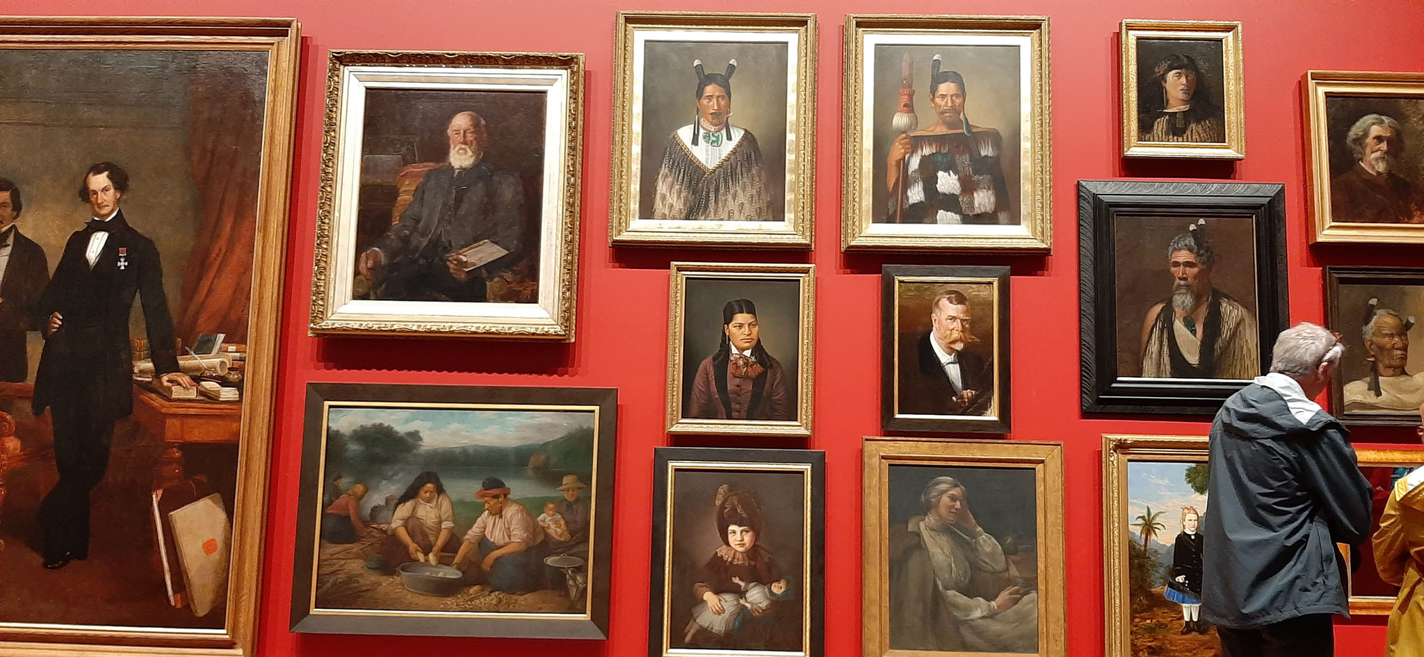 pared del museo con retratos 