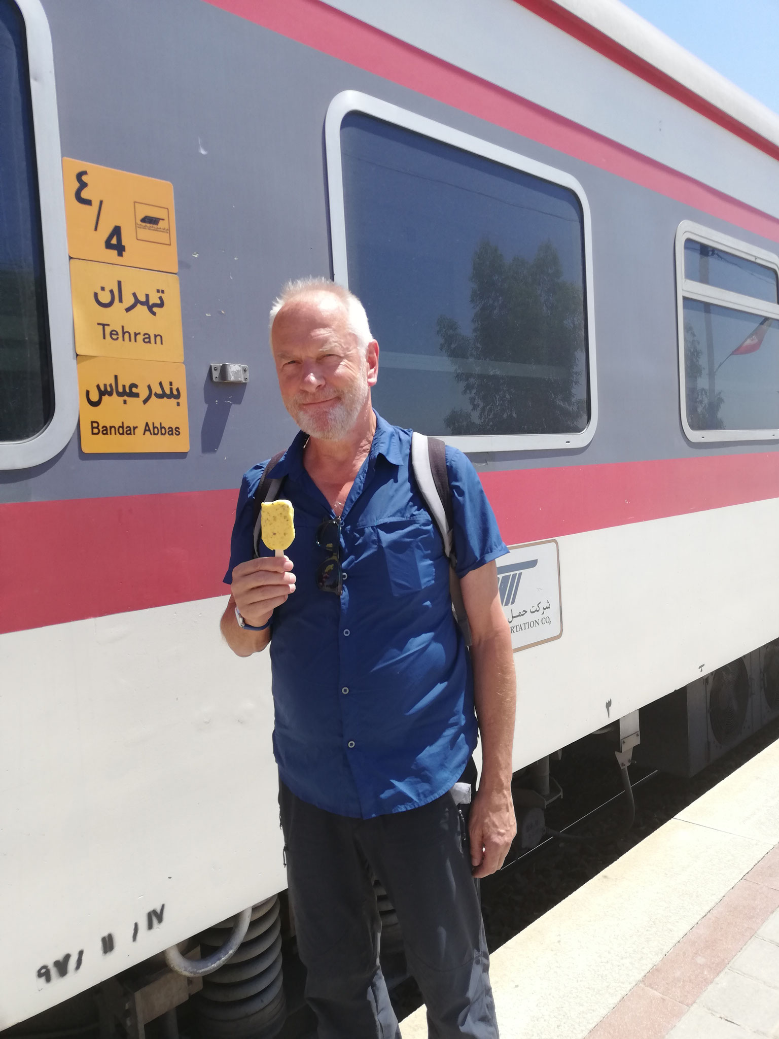 Willi comiendo un helado de azafrán aprovechando una parada larga del tren