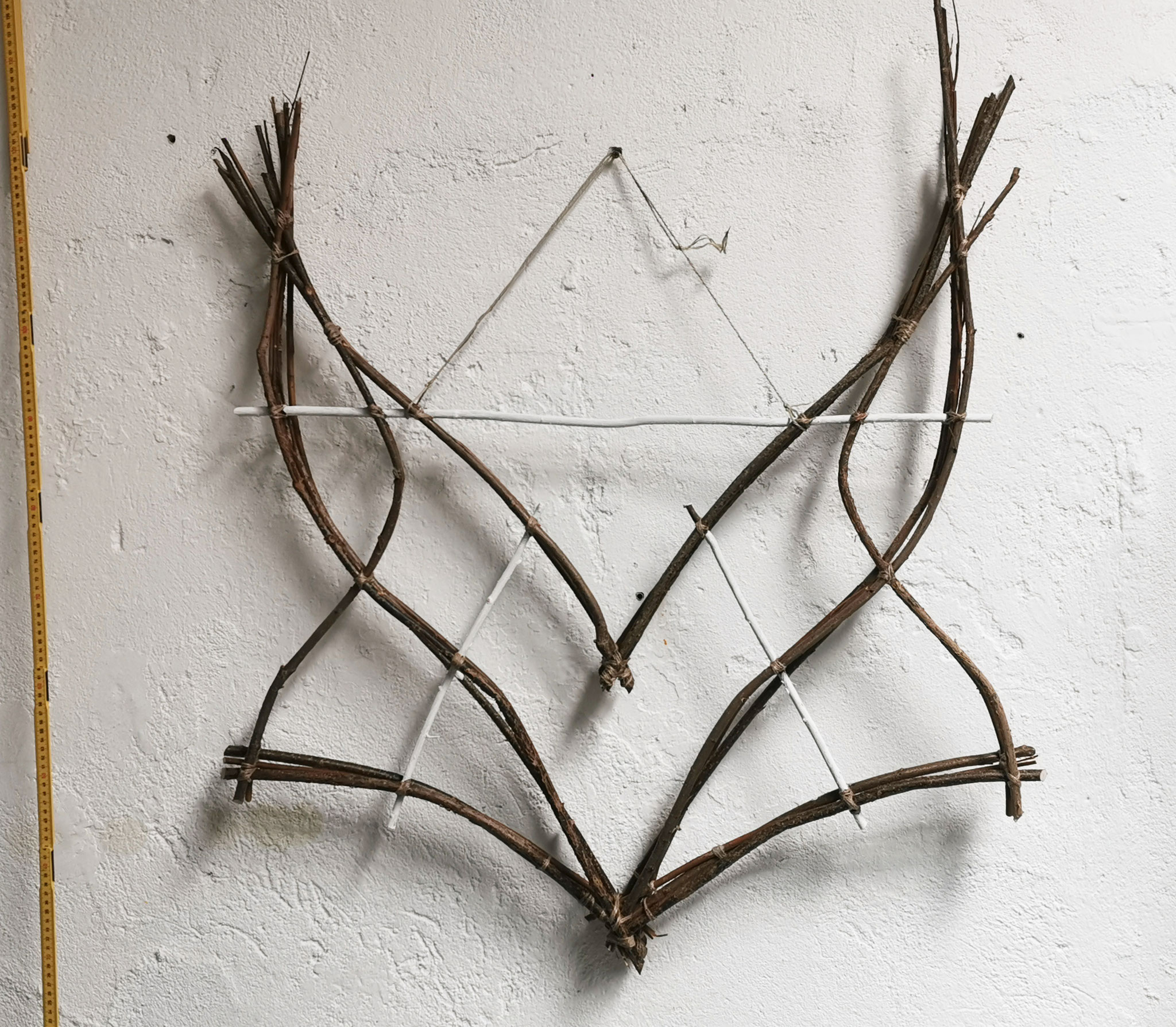 Wildling-Shoes Logo aus Ästen für Schaufenster