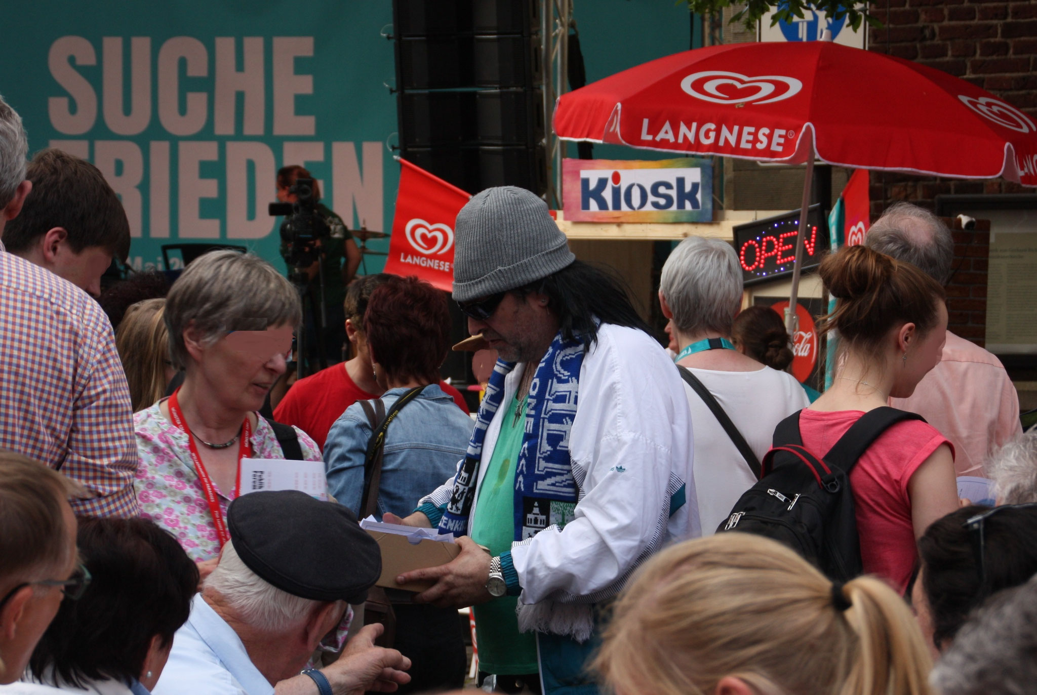 Unser Einrichtungsleiter Karlheinz Feindert im Gespräch mit Katholikentagsbesuchern
