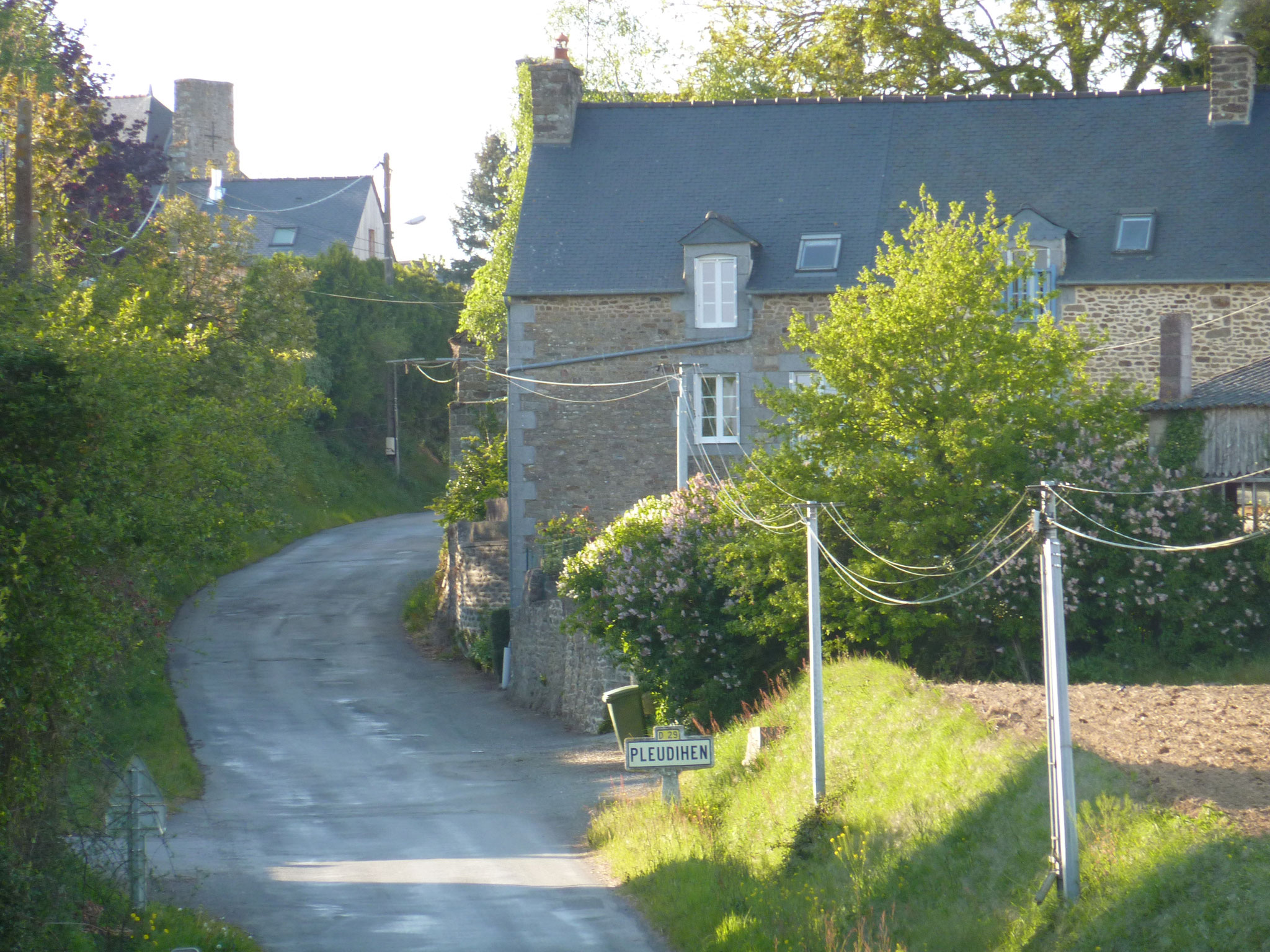 Arrivée au village de Pleudihen par la route de Dinan.2017 copyright collection personnelle