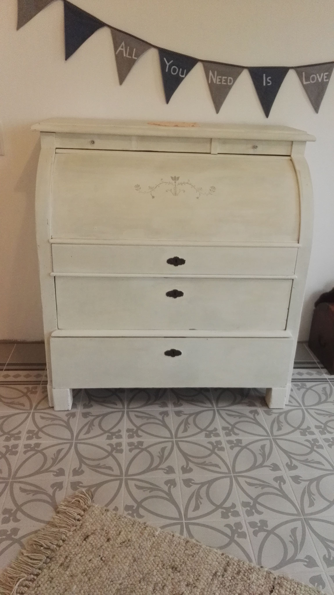 Nachher. Farbe Annie Sloan "Old White"" Verzierung "Paloma"