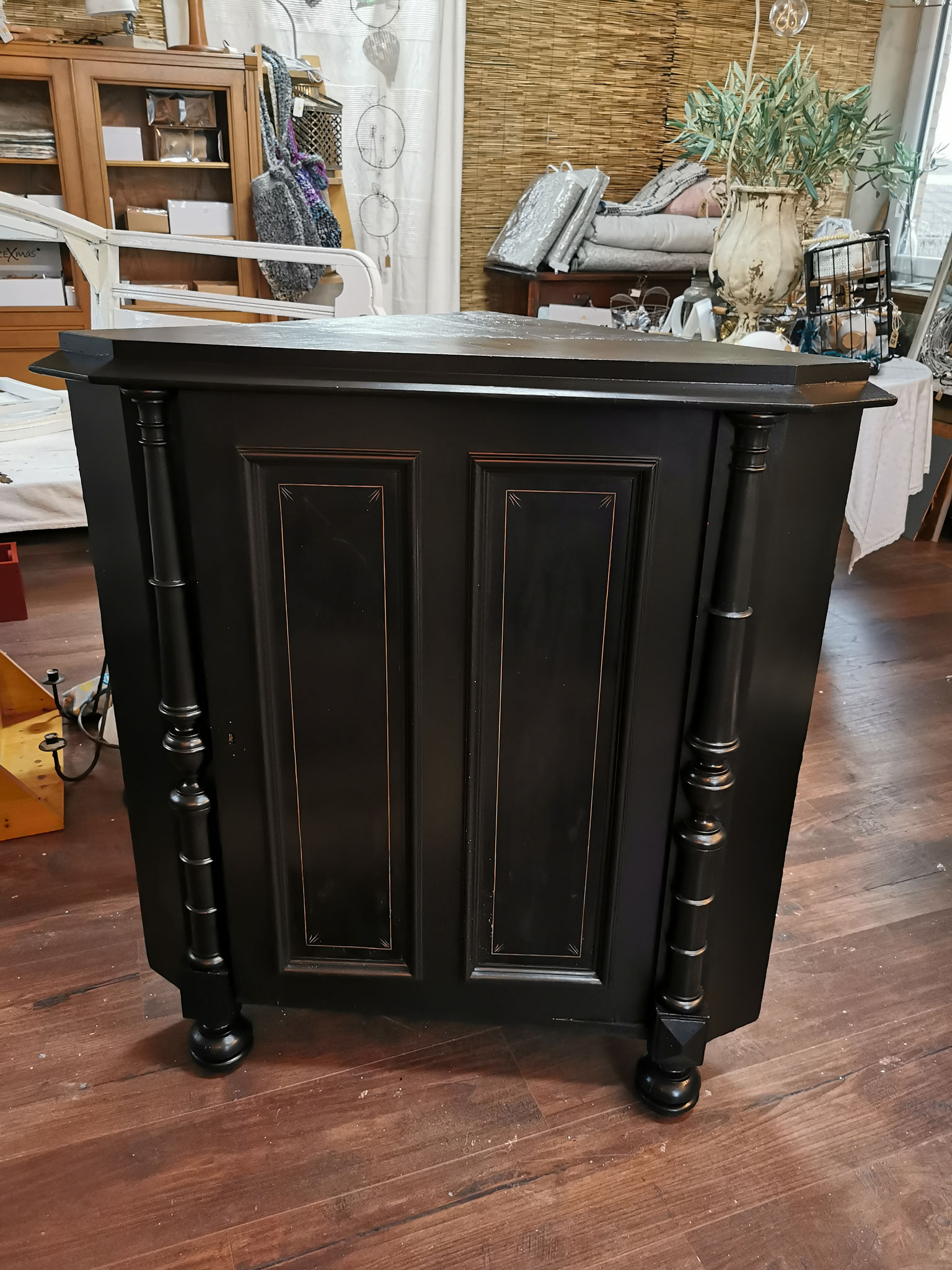 Nachher. Abgeplatztes Furnier ausgebessert und mit "Soft Black" neu lackiert. Farbe Painting the Past