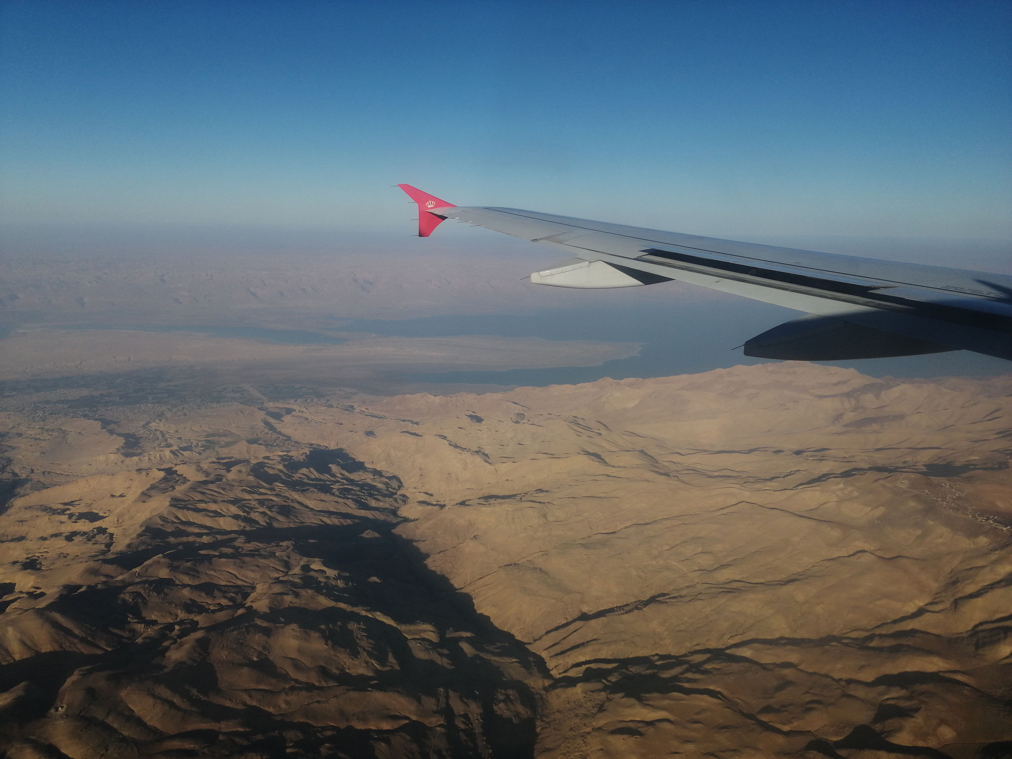 Der Abschied fällt schwer. Zum Trost gibt es wunderbare Sicht auf dem Flug von Aqaba nach Amman mit Blick auf die Berge Jordaniens und das Tote Meer