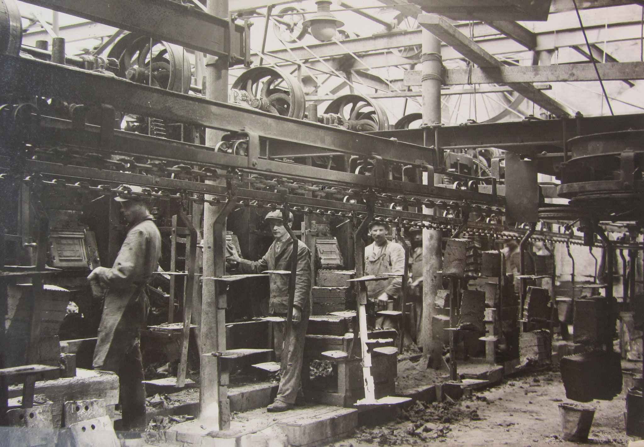 De productielijn, omstreeks 1920 (bron: gemeentearchief Echt).