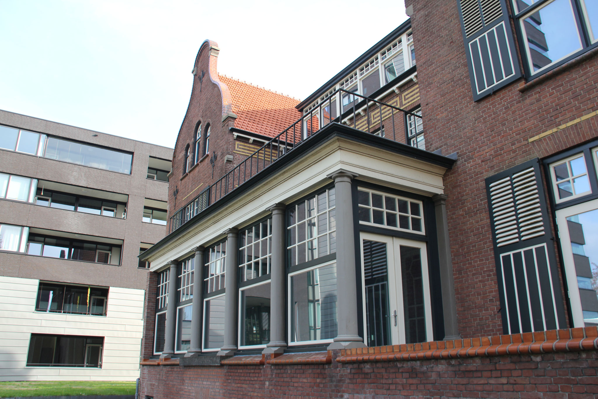 Achtergevel met authentieke tuinkamer. 