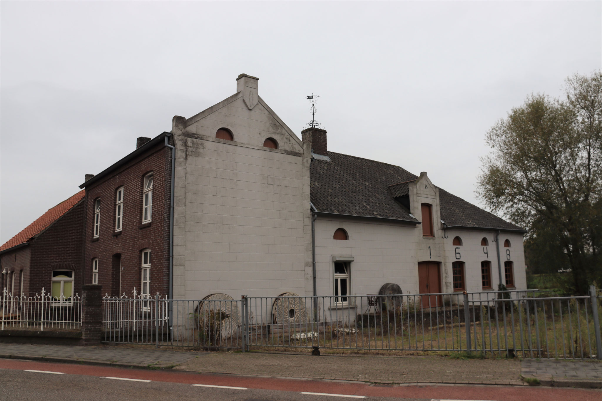 Het woonhuis is gebouwd in 1882-1884. De voorgevel is in 1947 voorzien van een nieuw buitenblad. 