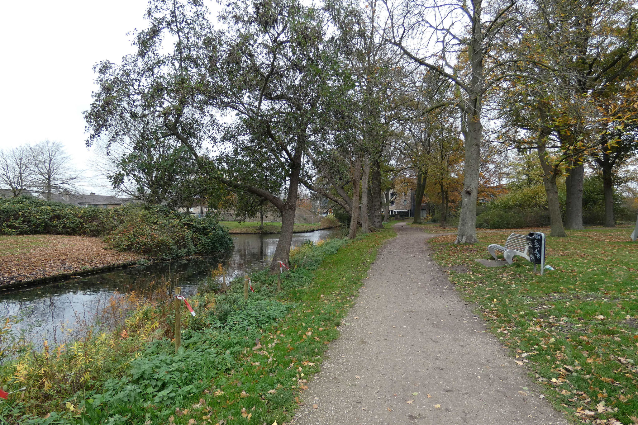 Links loopt westelijke grachtarm van het park. De lobvormige vijver is in 2003 aangelegd. 