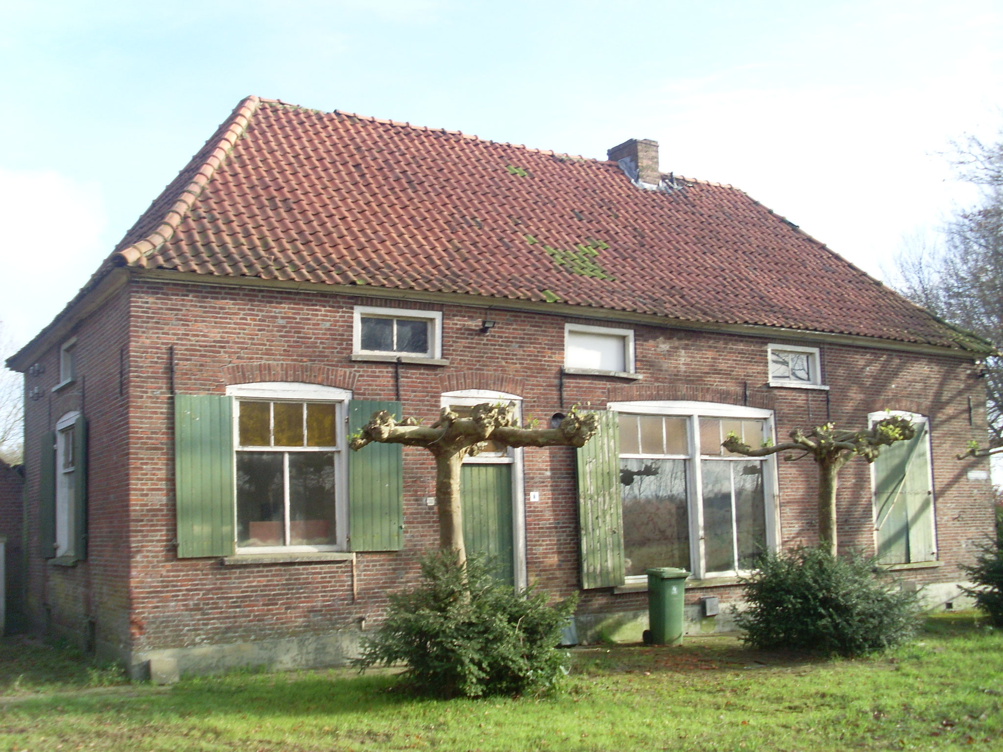 Voorhuis van boerderij de Pol. Het grote venster dateert uit 1910, als het pand in gebruik is als café.