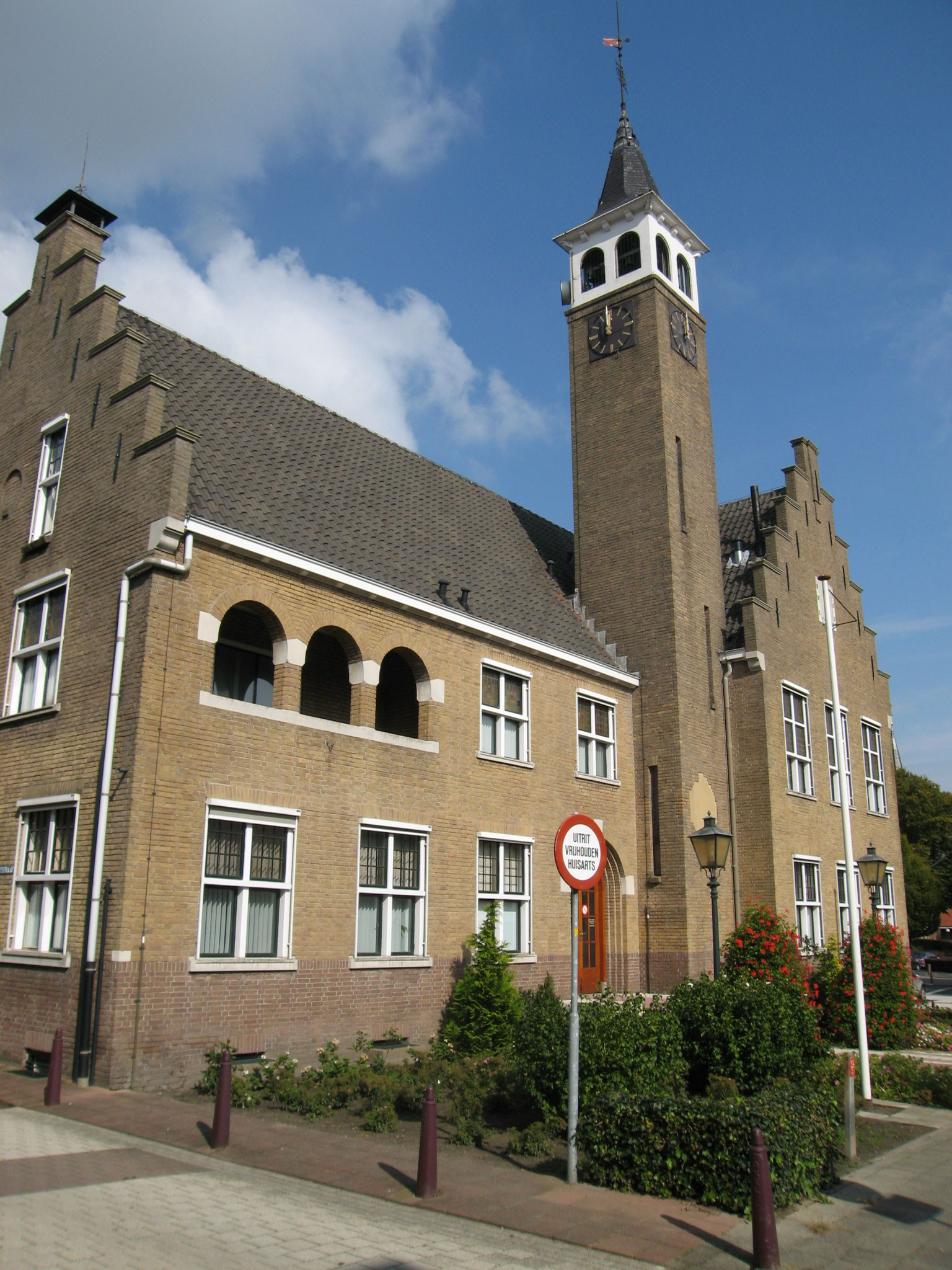 In 1938 gebouwd gemeentehuis van Axel, architect Van den Bergh. 