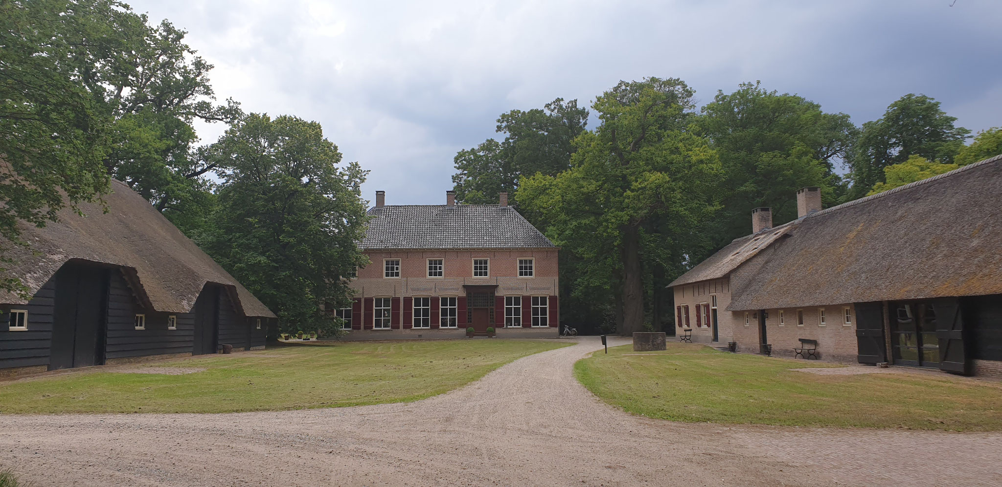 Ensemble van landhuis, schuur en boerderij. Het landhuis is het jongste volume. 