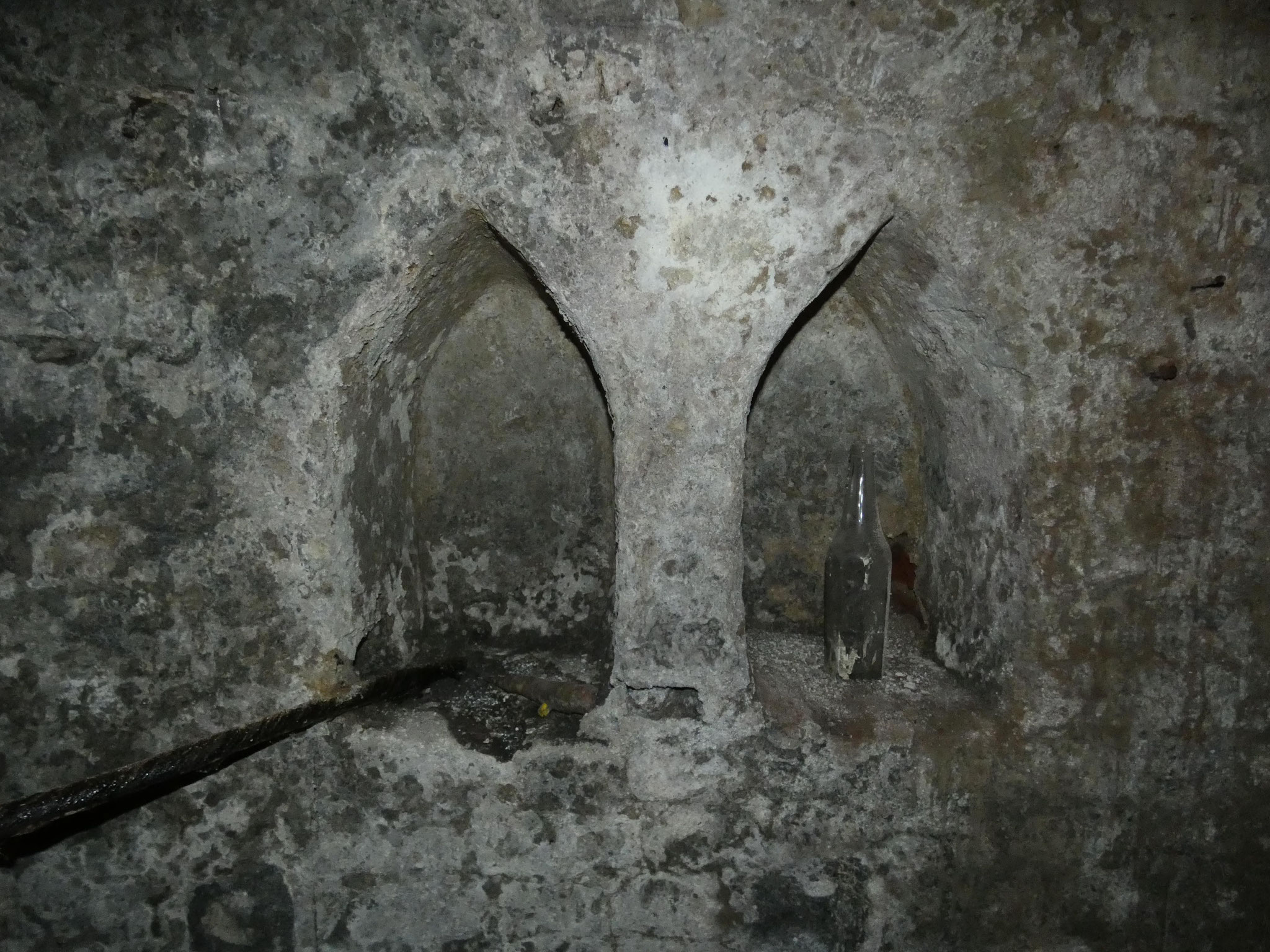 Gotische kaarsnisjes in de middeleeuwse kelder.