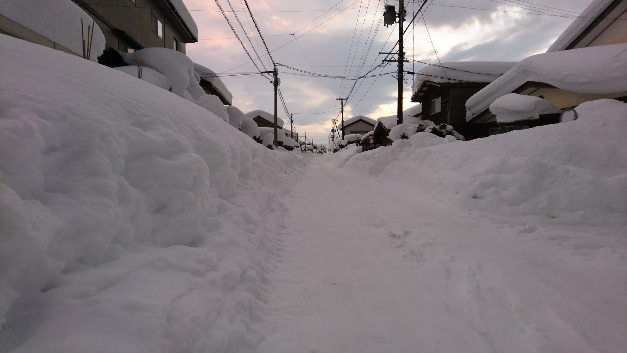 国道と並行する旧国道（通称「浜線」）。車がすれ違うことができません。