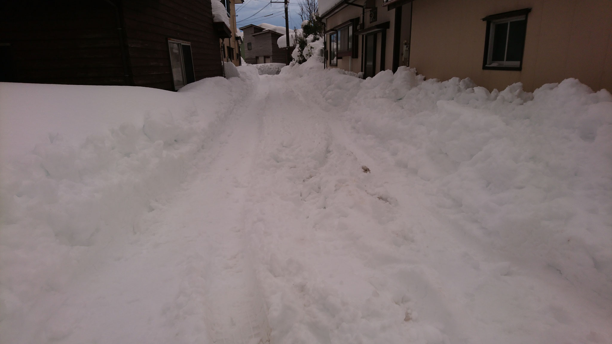 旧国道の枝道となる各家庭の生活道路。除雪車も入れず、歩くのもやっとの状態でした。