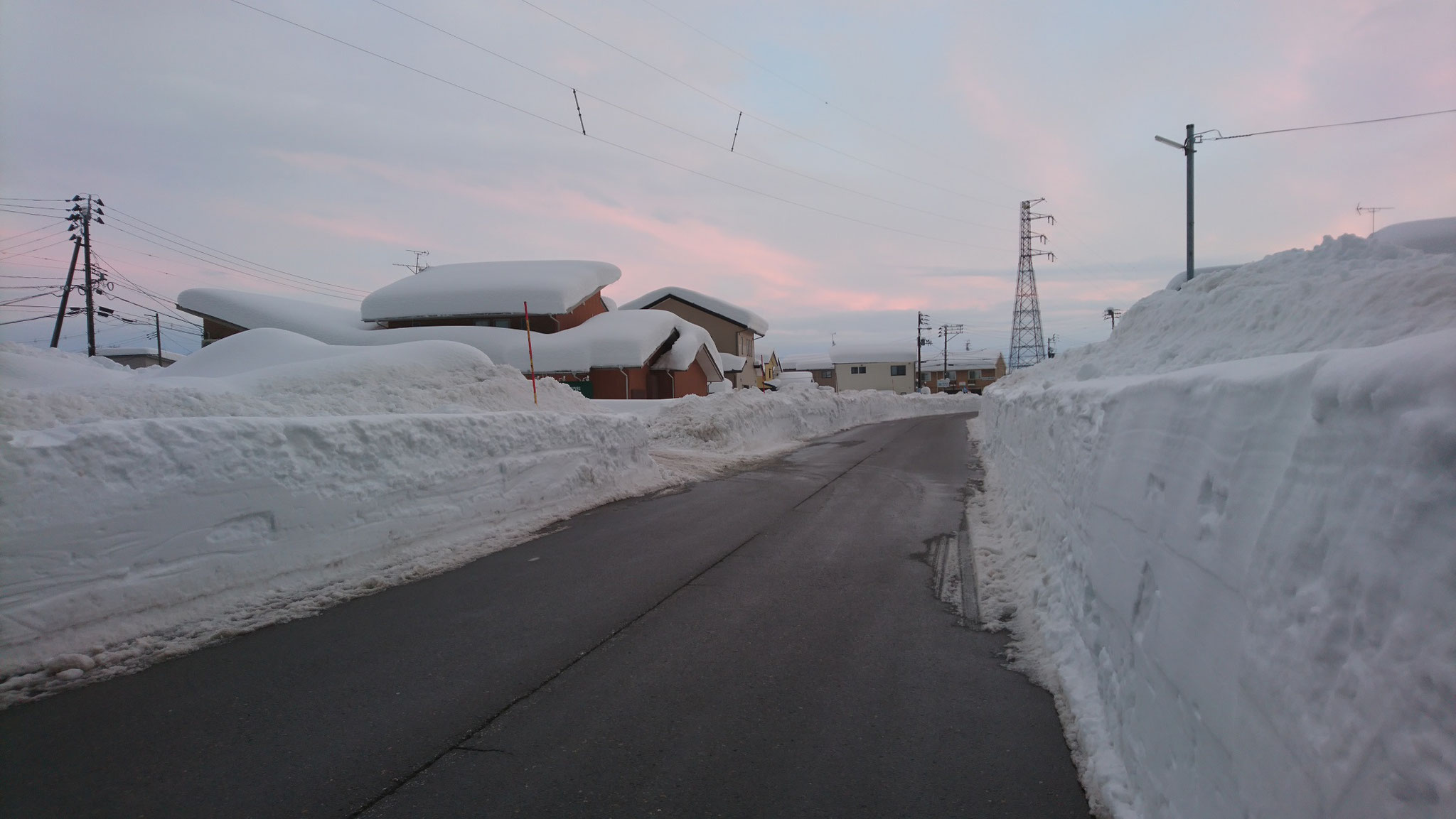 施設の脇を走る県道253号線。2m程の雪の壁に覆われています。