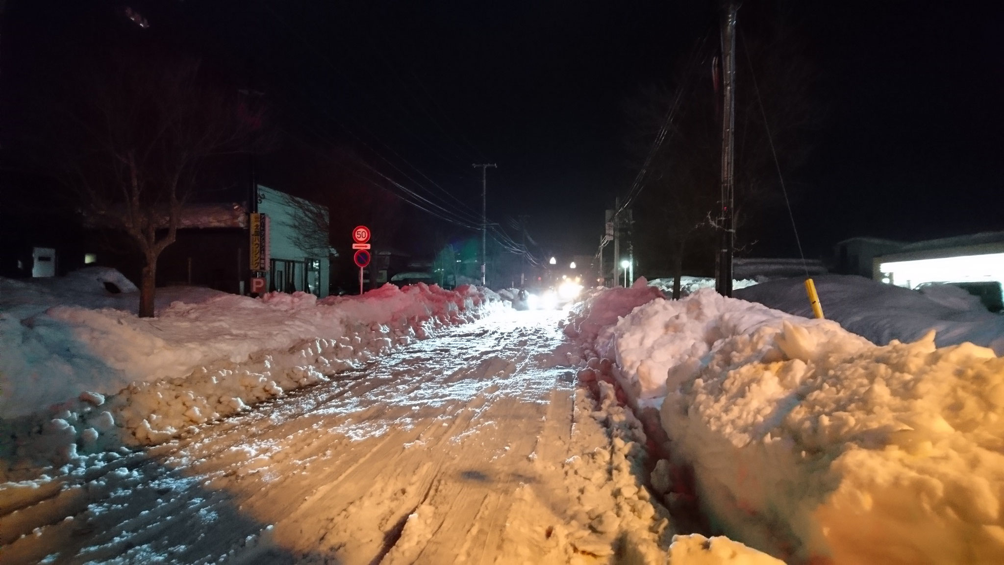 今朝の出勤時。昨晩引き返した道路は荒れ、歩行者にもドライバーにも、危険な状態です。