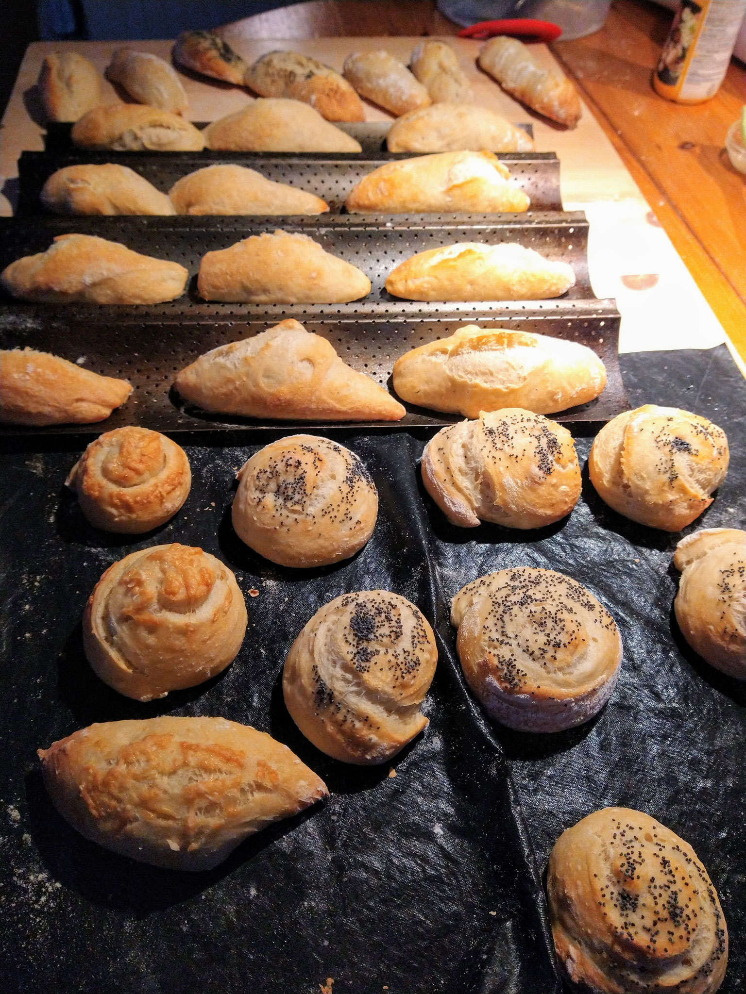 Mohn- und Käsebrötchen mit Sauerteig gebacken