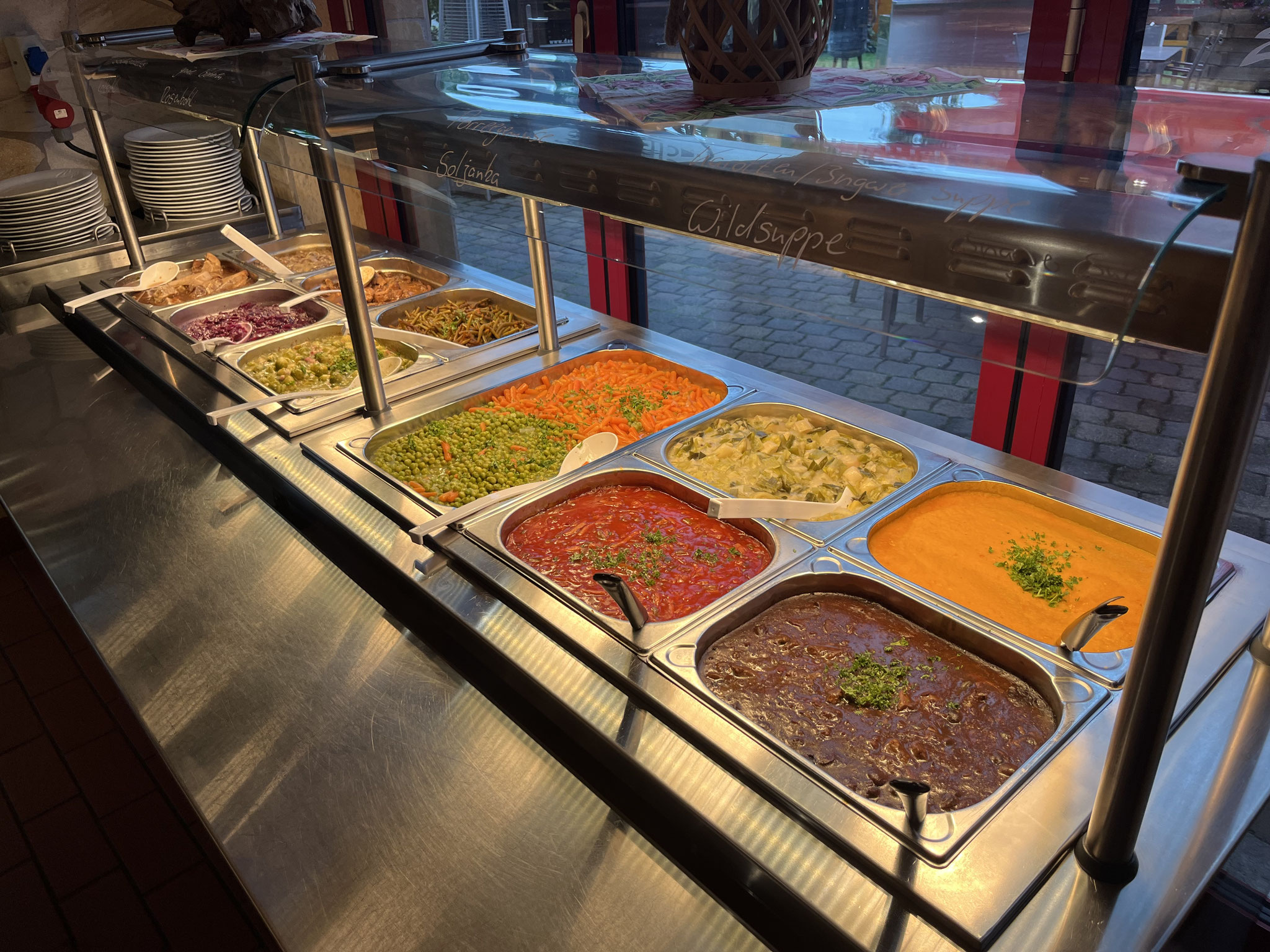WARMES BUFFET MIT RIESENAUSWAHL 1