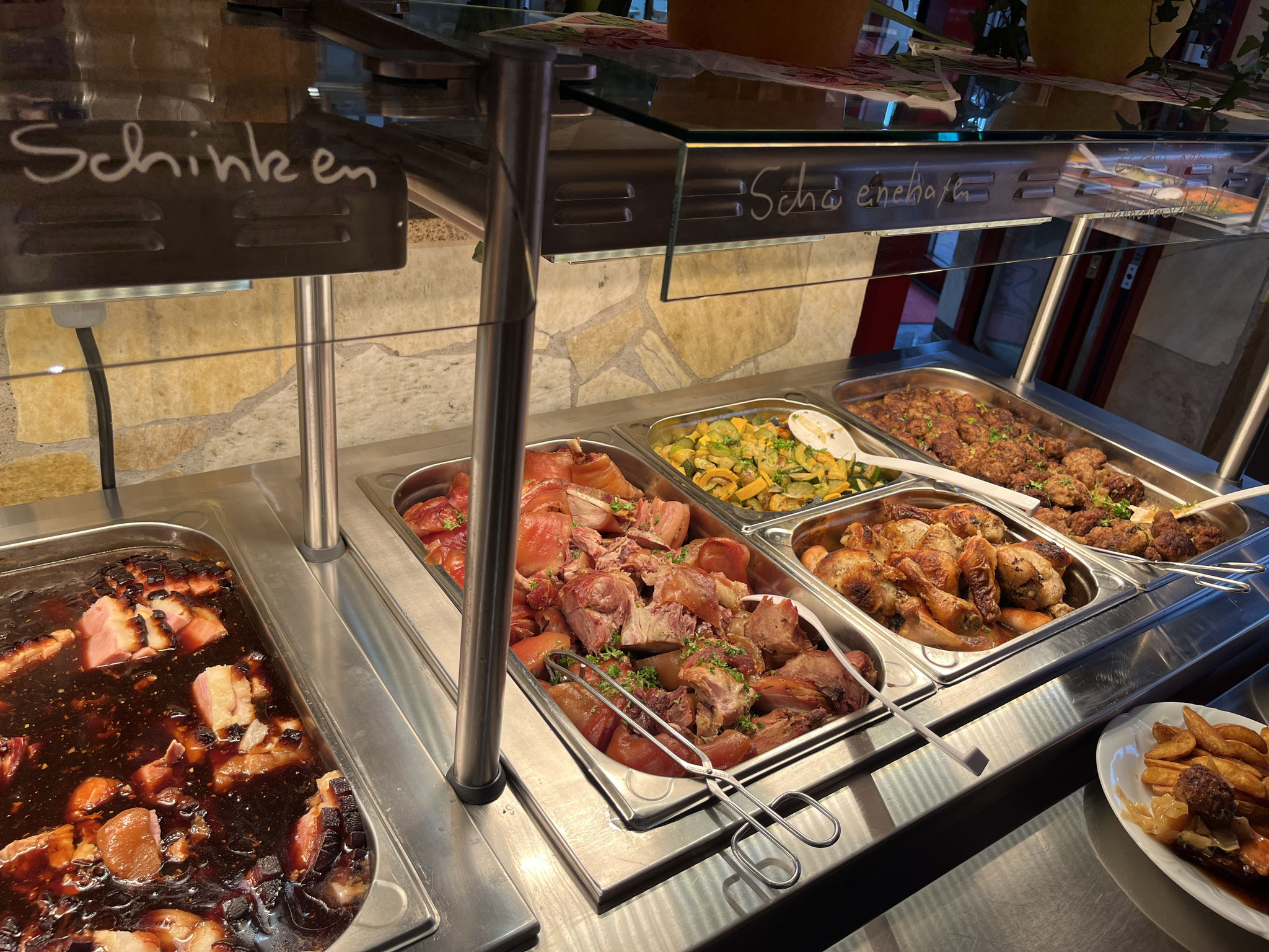 WARMES BUFFET MIT RIESENAUSWAHL 4