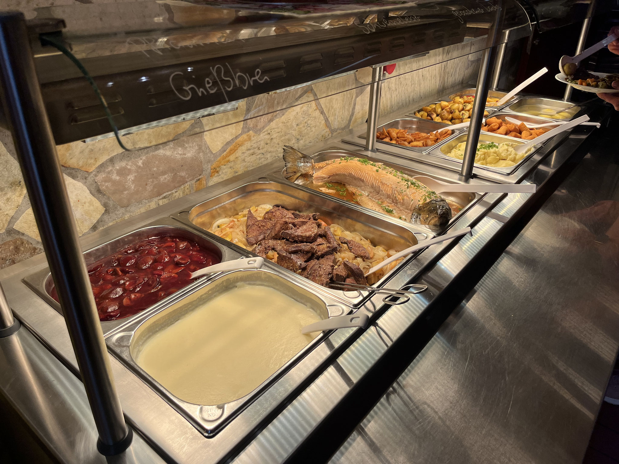 WARMES BUFFET MIT RIESENAUSWAHL 2