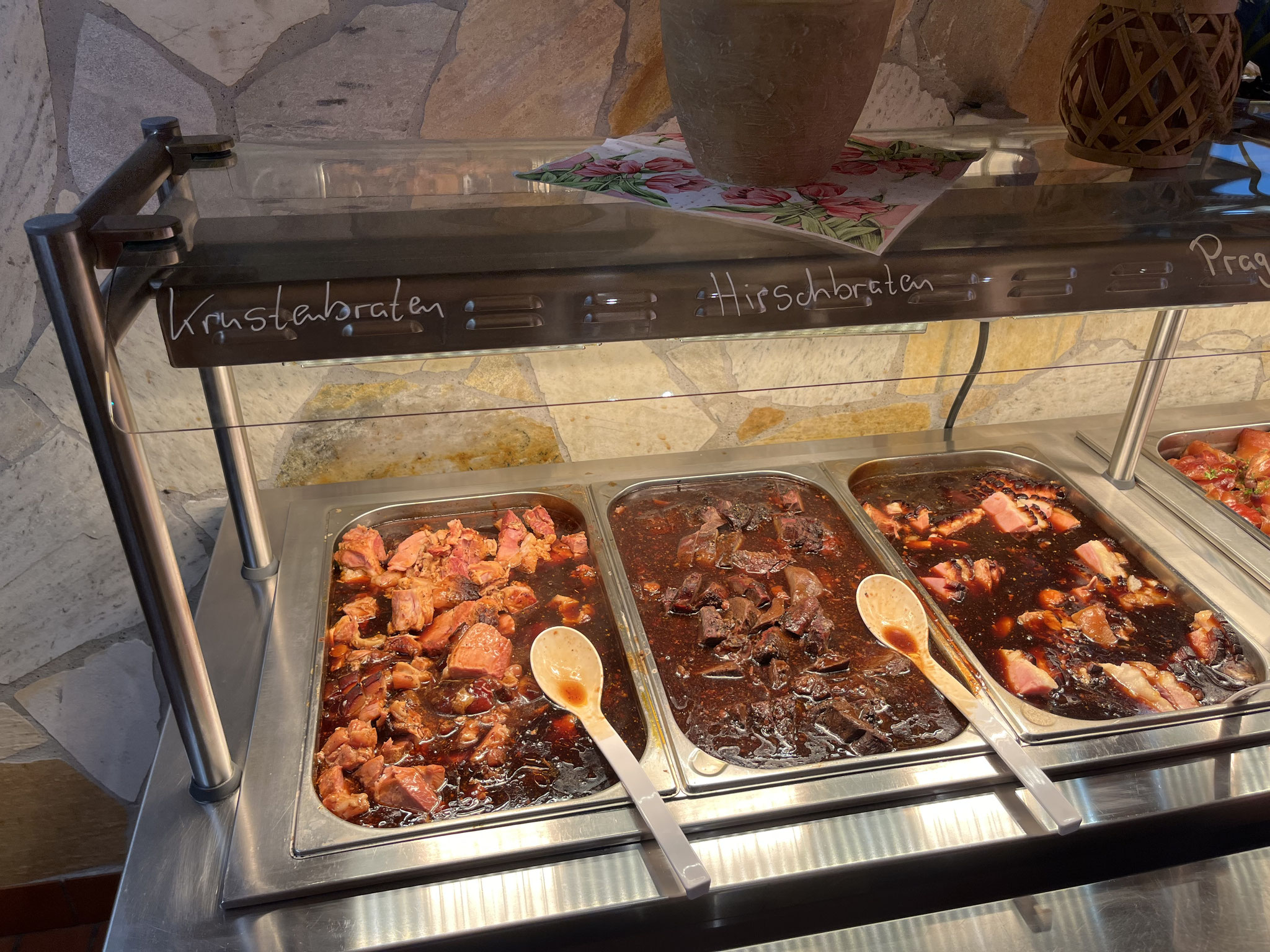 WARMES BUFFET MIT RIESENAUSWAHL 3