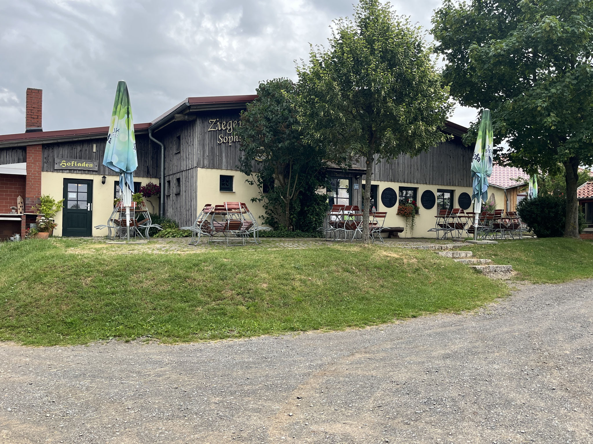 Ziegen-Alm links Shop / rechts Bistro