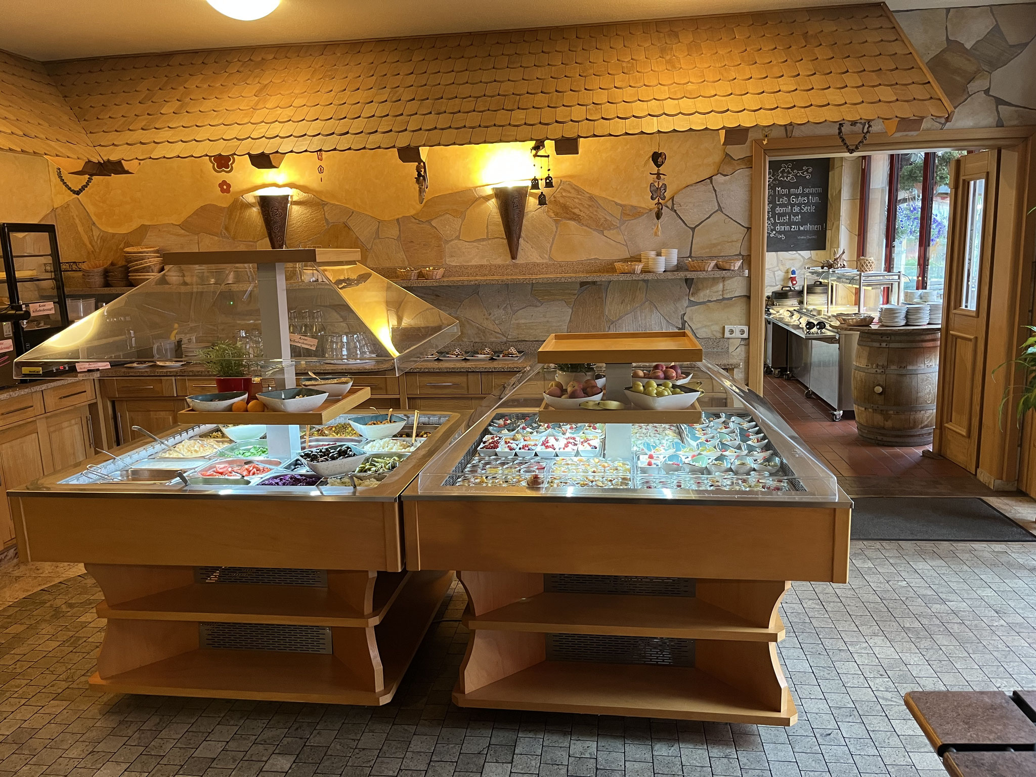 SALAT-BUFFET LINKS / DESSERT-BUFFET RECHTS